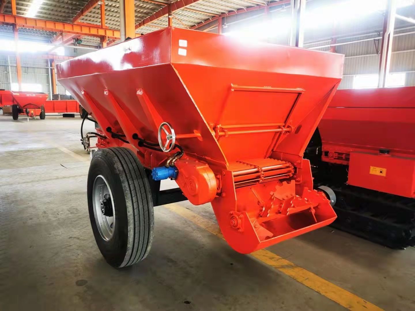 Manure spreader equipped with high-end gearbox and speed control valve