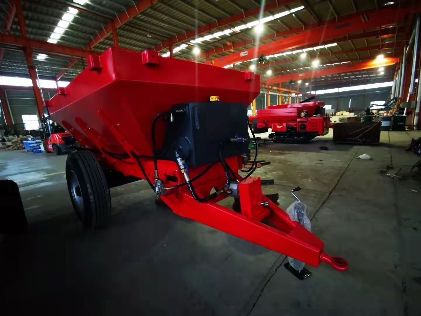 Manure spreader equipped with high-end gearbox and speed control valve