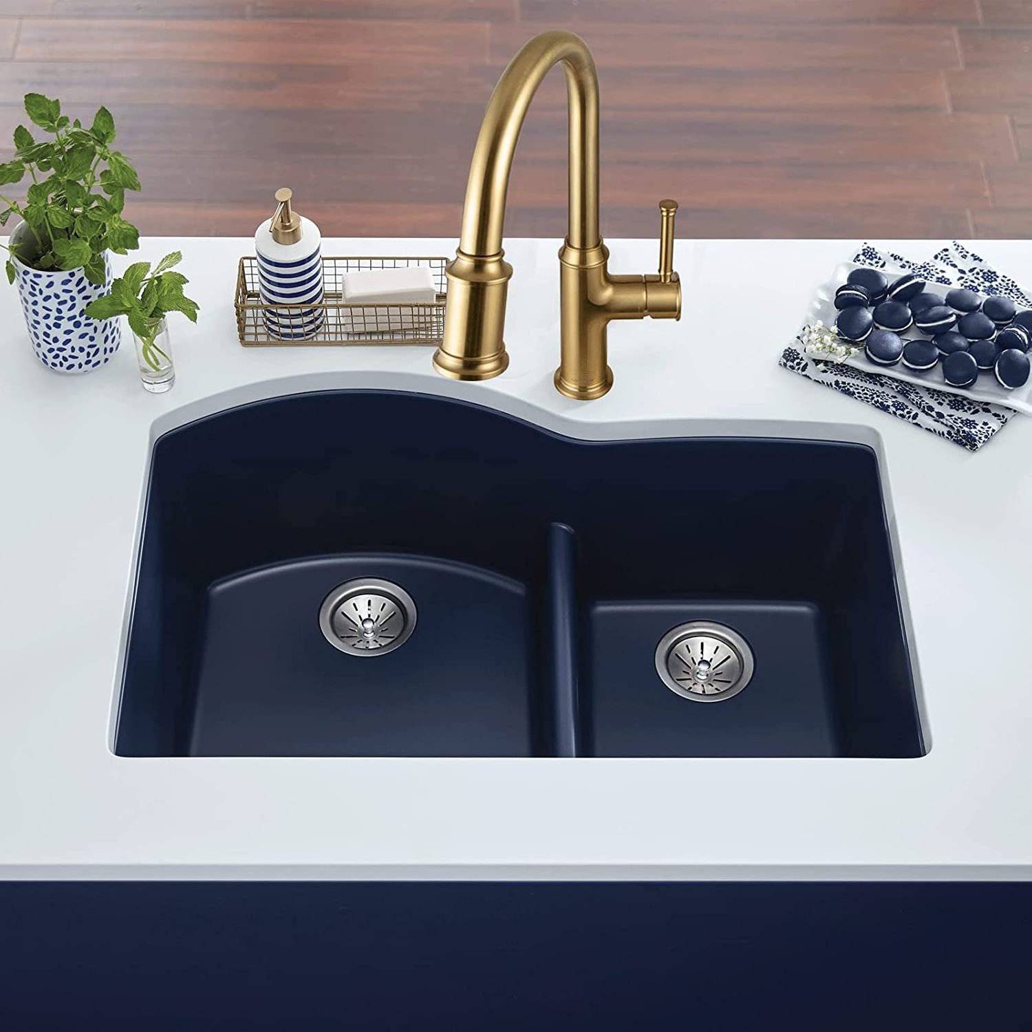 Brushed Gold Kitchen Faucet Kitchen Sink Faucet Faucet Suitable Brushed Brass with Pull-down Sprayer Single Handle Gold Modern