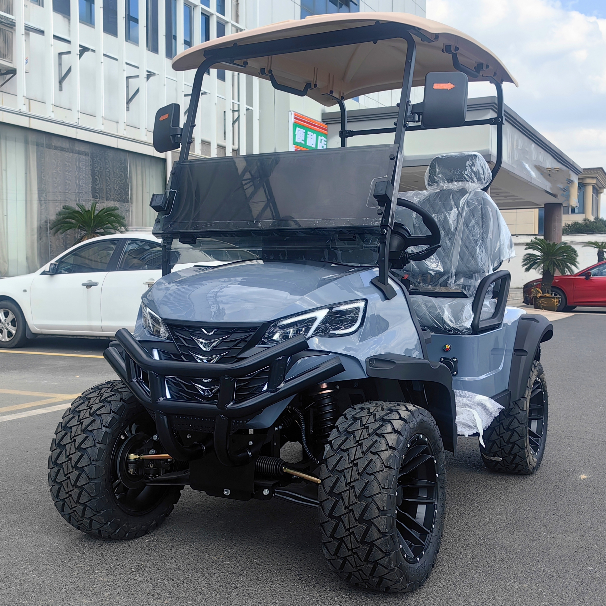 Factory Price Customized Luxury Zone Electric Golf Buggy Club Car 2 4 6 Seater Street Legal Golf Carts