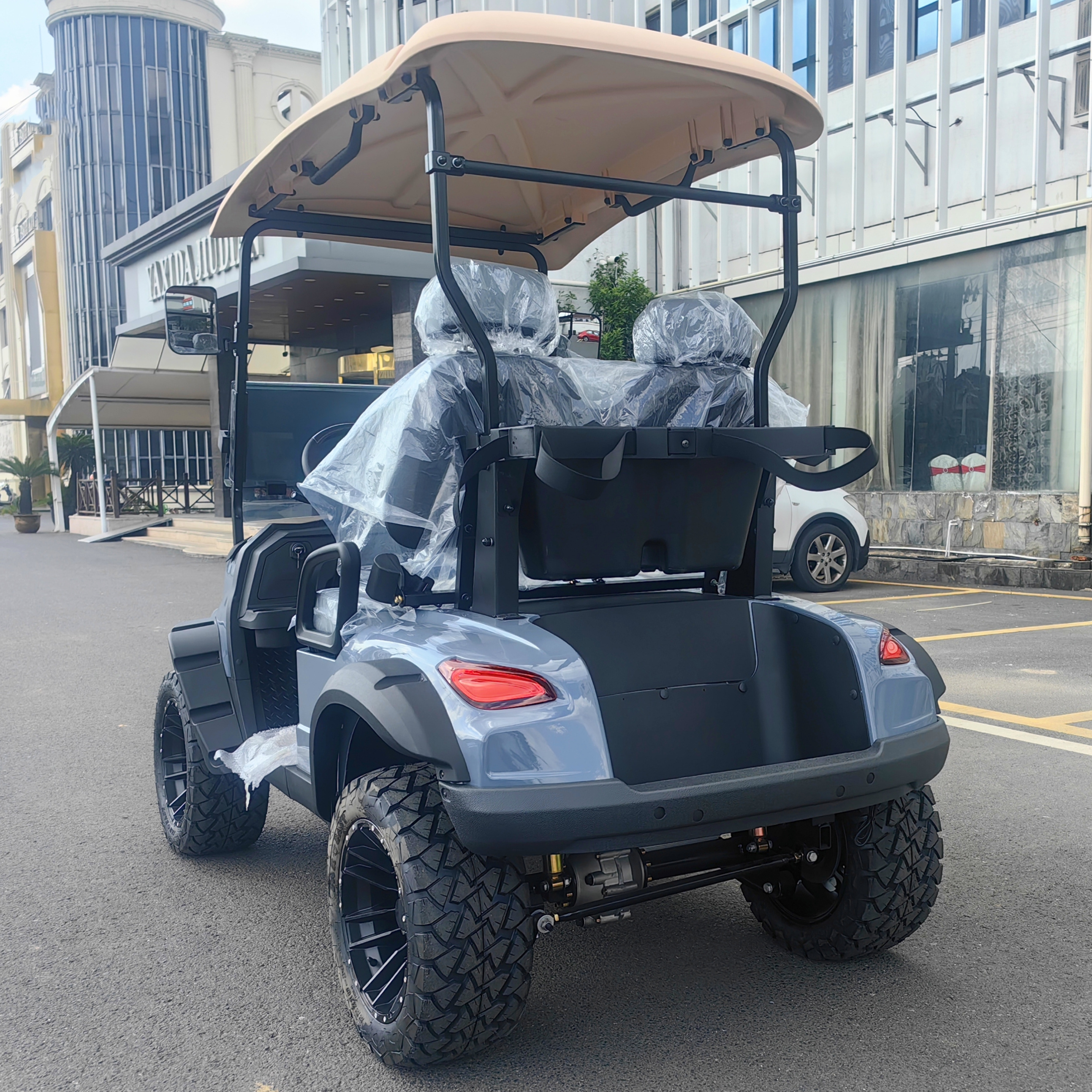 Factory Price Customized Luxury Zone Electric Golf Buggy Club Car 2 4 6 Seater Street Legal Golf Carts