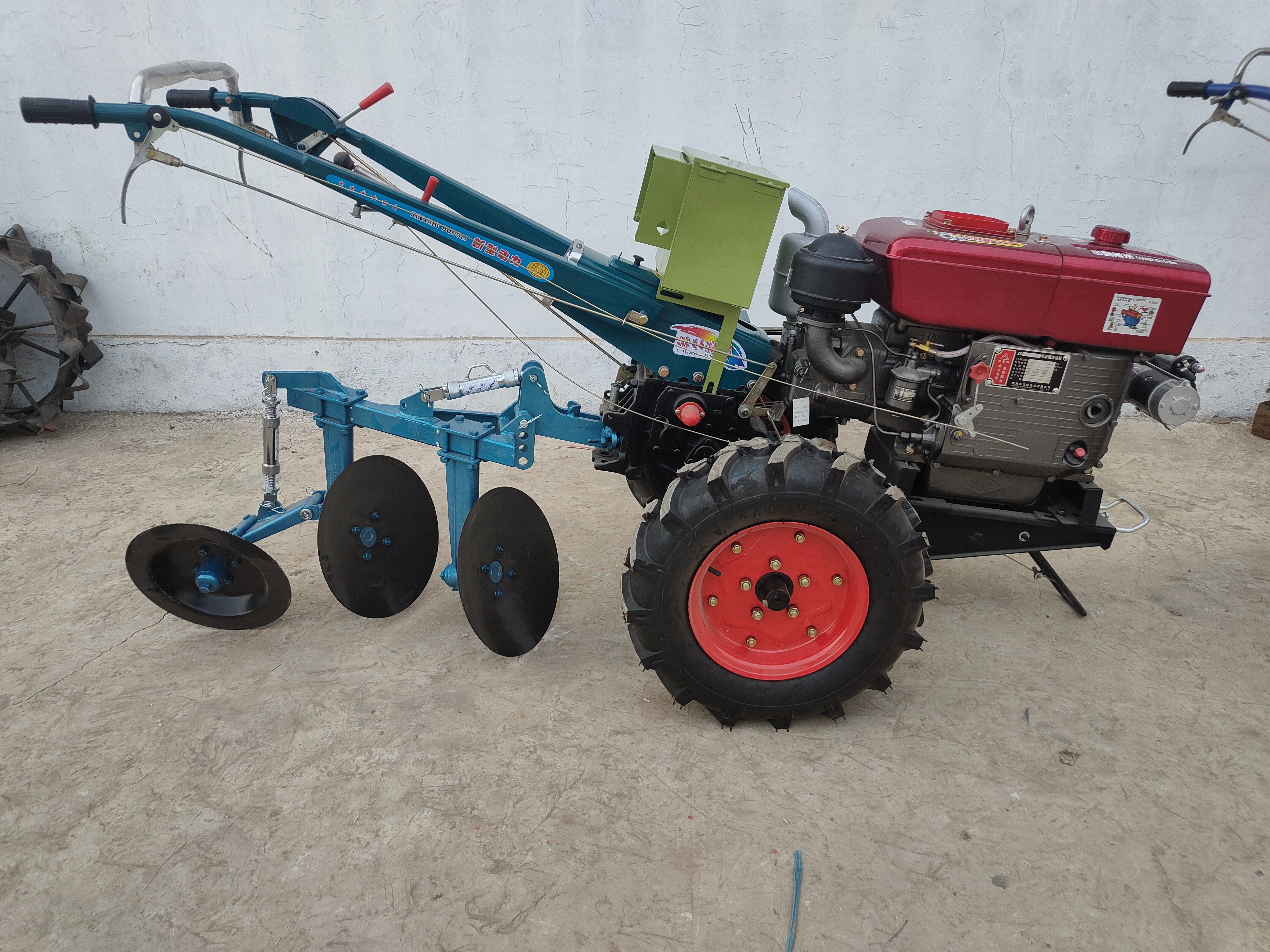 Hot sale farm equipment mini plow 2 wheel walking tractor with disc plough machine