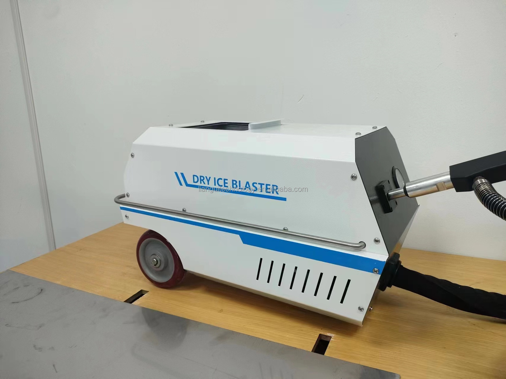 2023 new dry ice blasting machine to clean integrated circuit boards