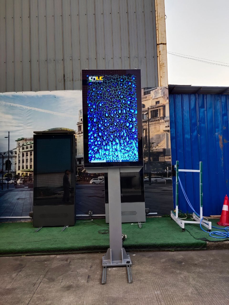 outdoor 5000 nits high brightness LCD monitor weatherproof IP 65 thin bezel optical bonding digital signage