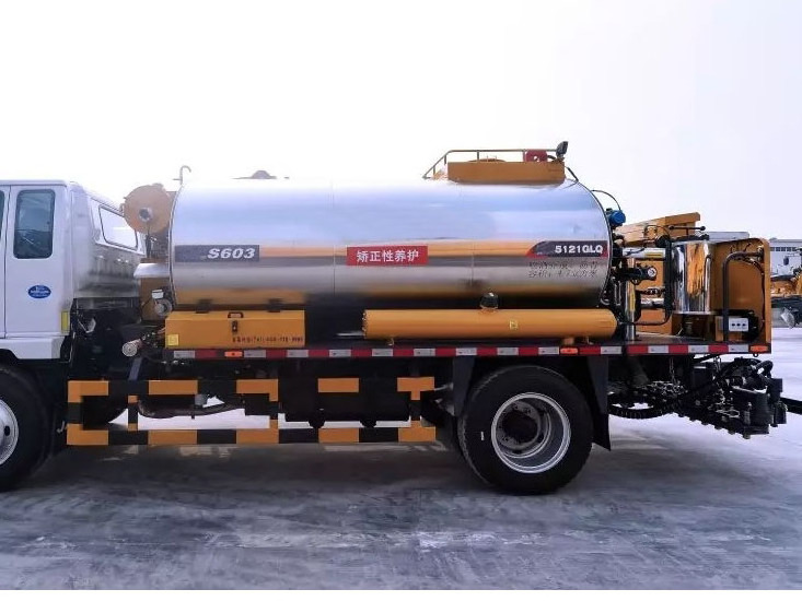 Official 8m3 Road Asphalt Distributor XLS803 Bitumen Sprayer Truck Price for Sale