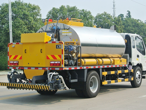 Official 8m3 Road Asphalt Distributor XLS803 Bitumen Sprayer Truck Price for Sale