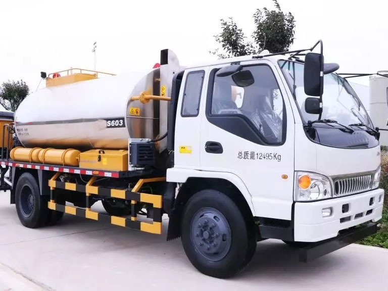 Official 8m3 Road Asphalt Distributor XLS803 Bitumen Sprayer Truck Price for Sale