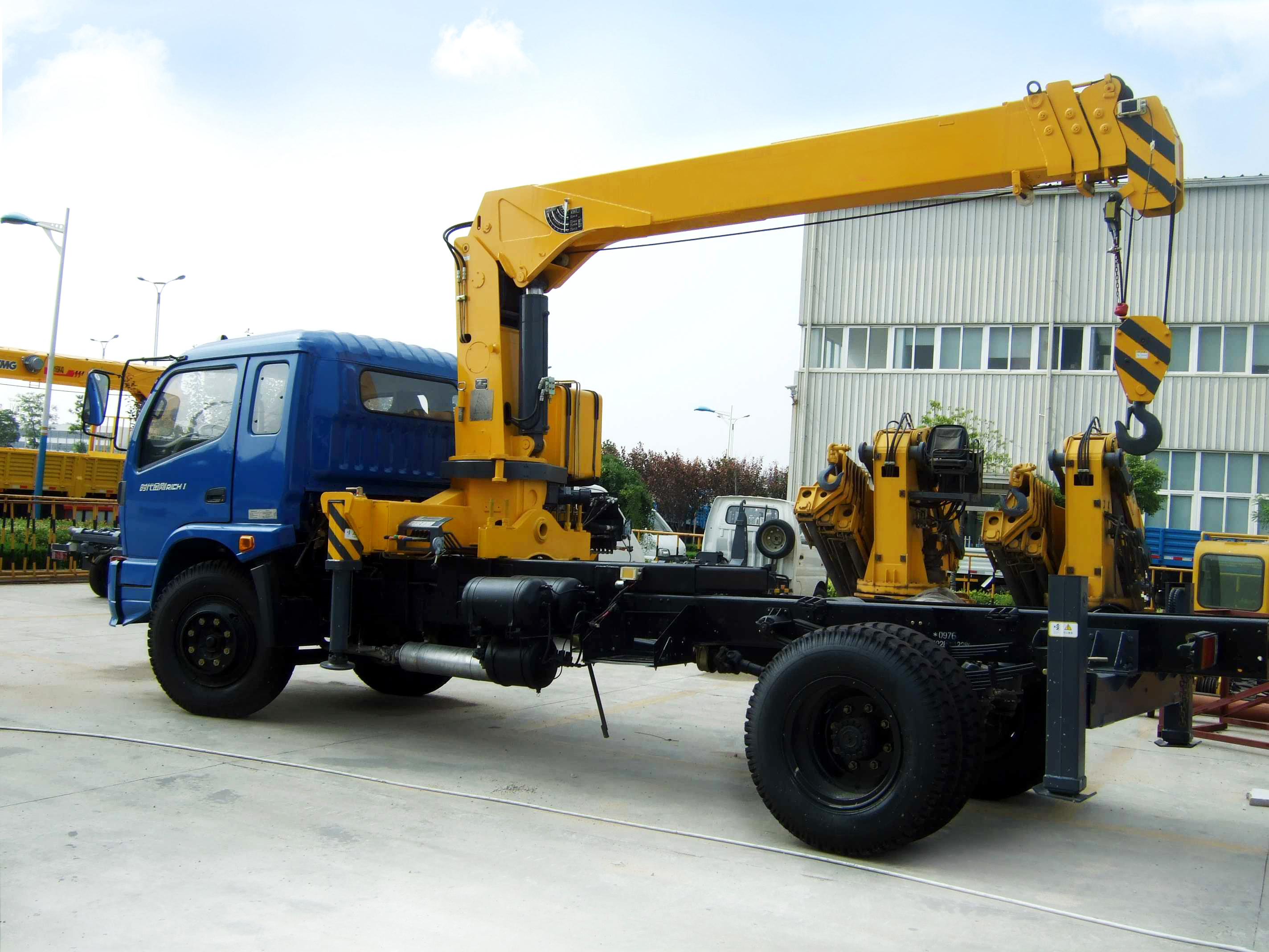 Chinese famous brand lifting machine truck mounted crane truck crane SQ10ZK3Q/