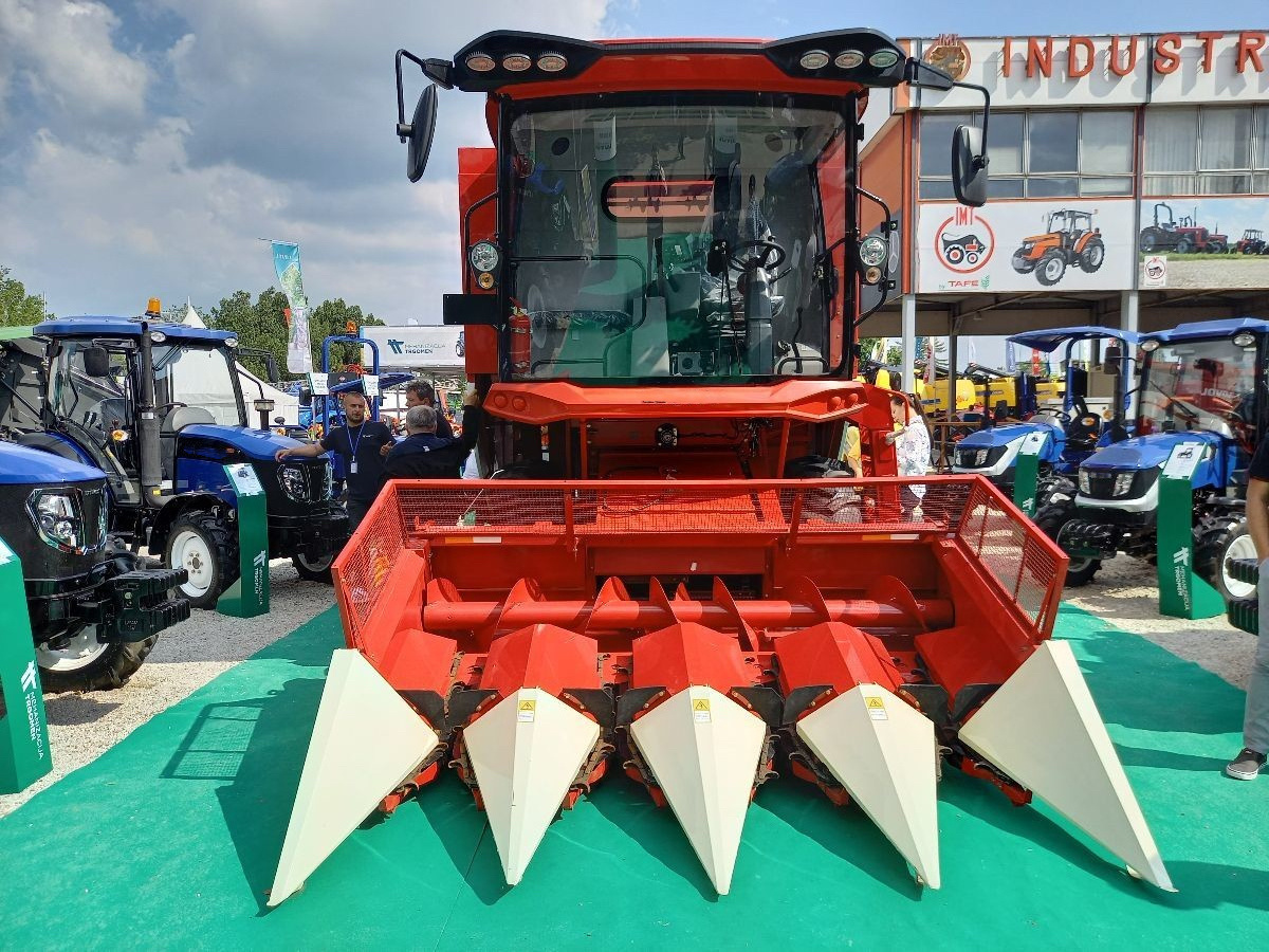 130KW High Productivity GM100 Wheel Combine Harvester on Sale