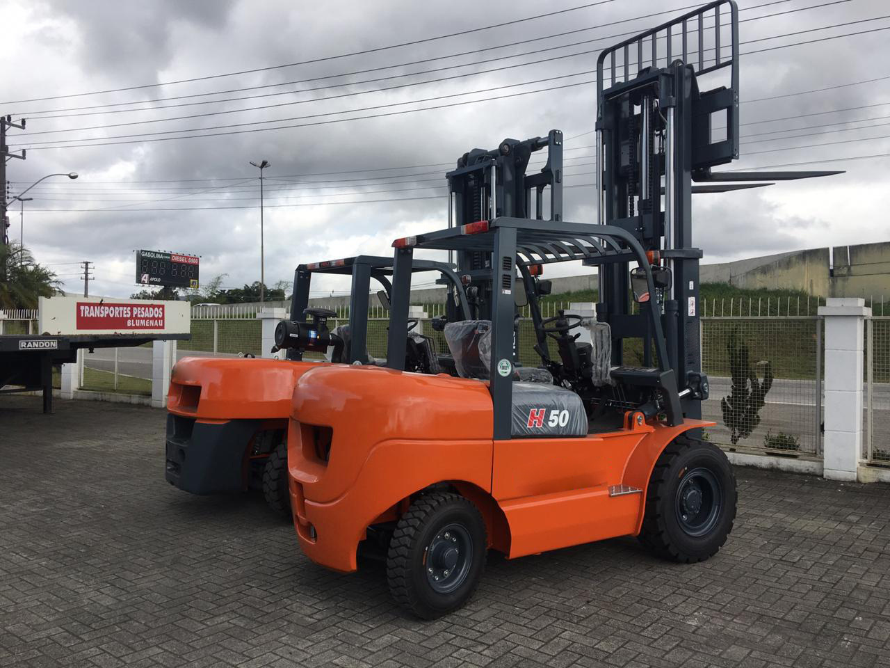 New Heli Cpcd70  7 Ton Diesel Forklift with Front Dual Solid Tire for Sale