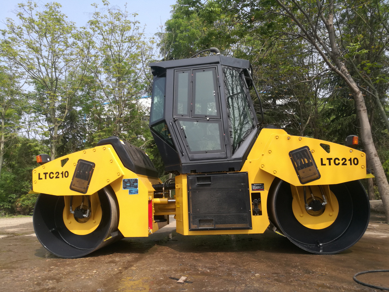 Hot Selling LUTONG LTC210 10 ton Hydraulic Double Drum Vibratory Road Roller Asphalt Road Roller Compactor with Factory Price