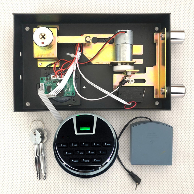 Electronic digital combination lock for safe