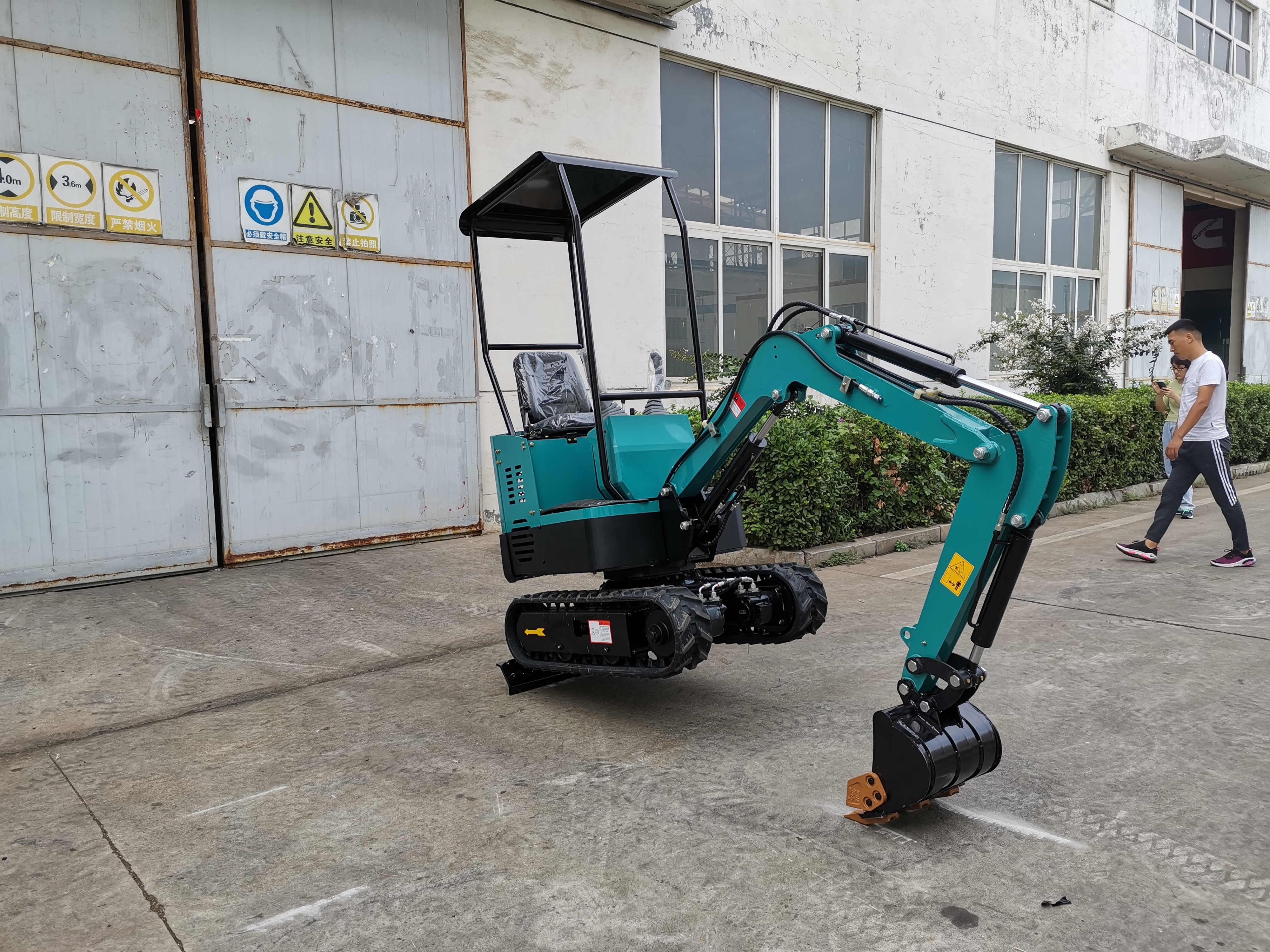 Cheap price home use mini 1ton 2 ton 1.5 ton crawler excavator KV12 with swing boom