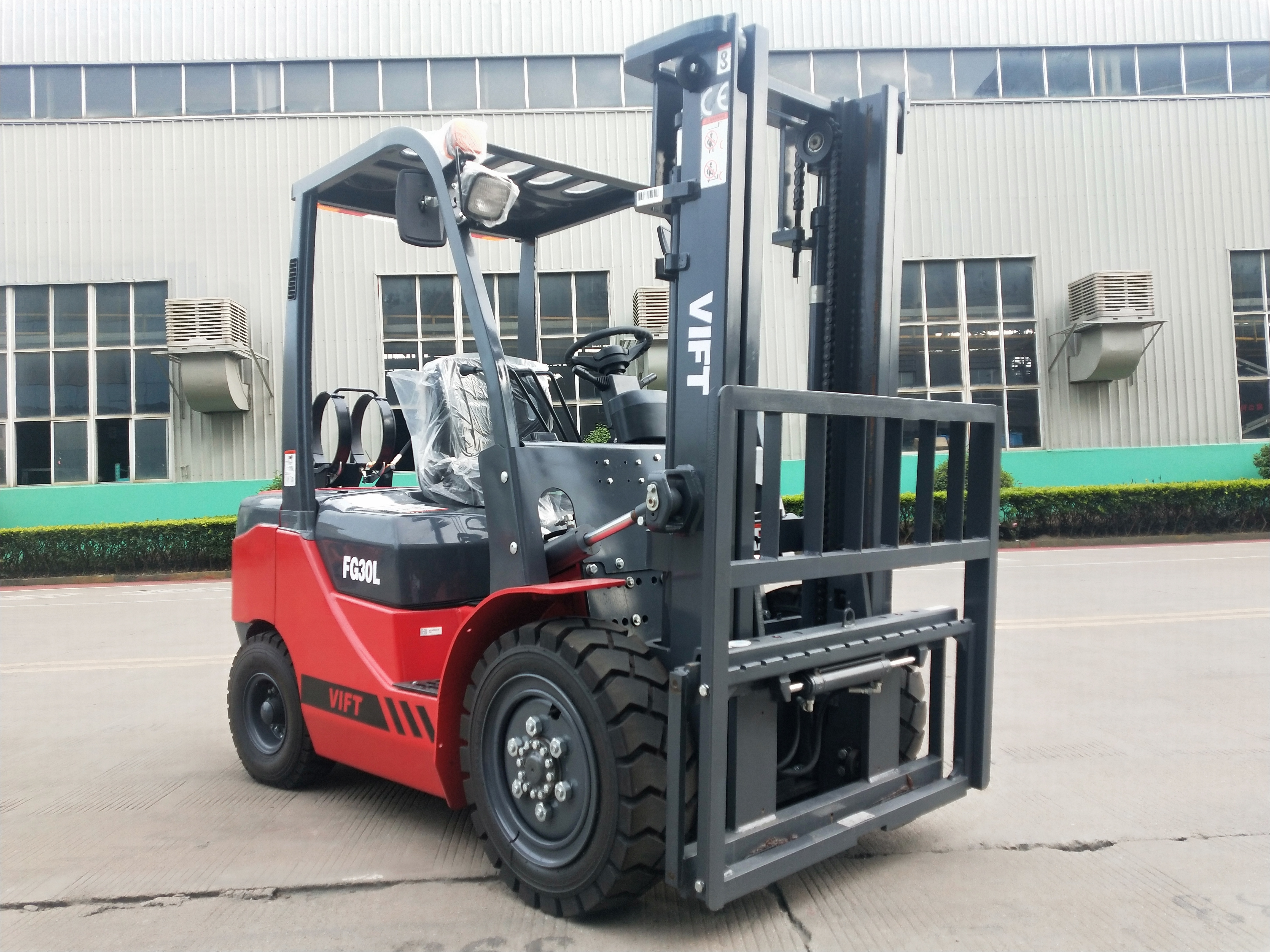 VIFT Brand Manufacture 2500kg LPG Propane Forklift Truck Full Cabin with Heater&Air Conditioner For Severe Outdoor Working