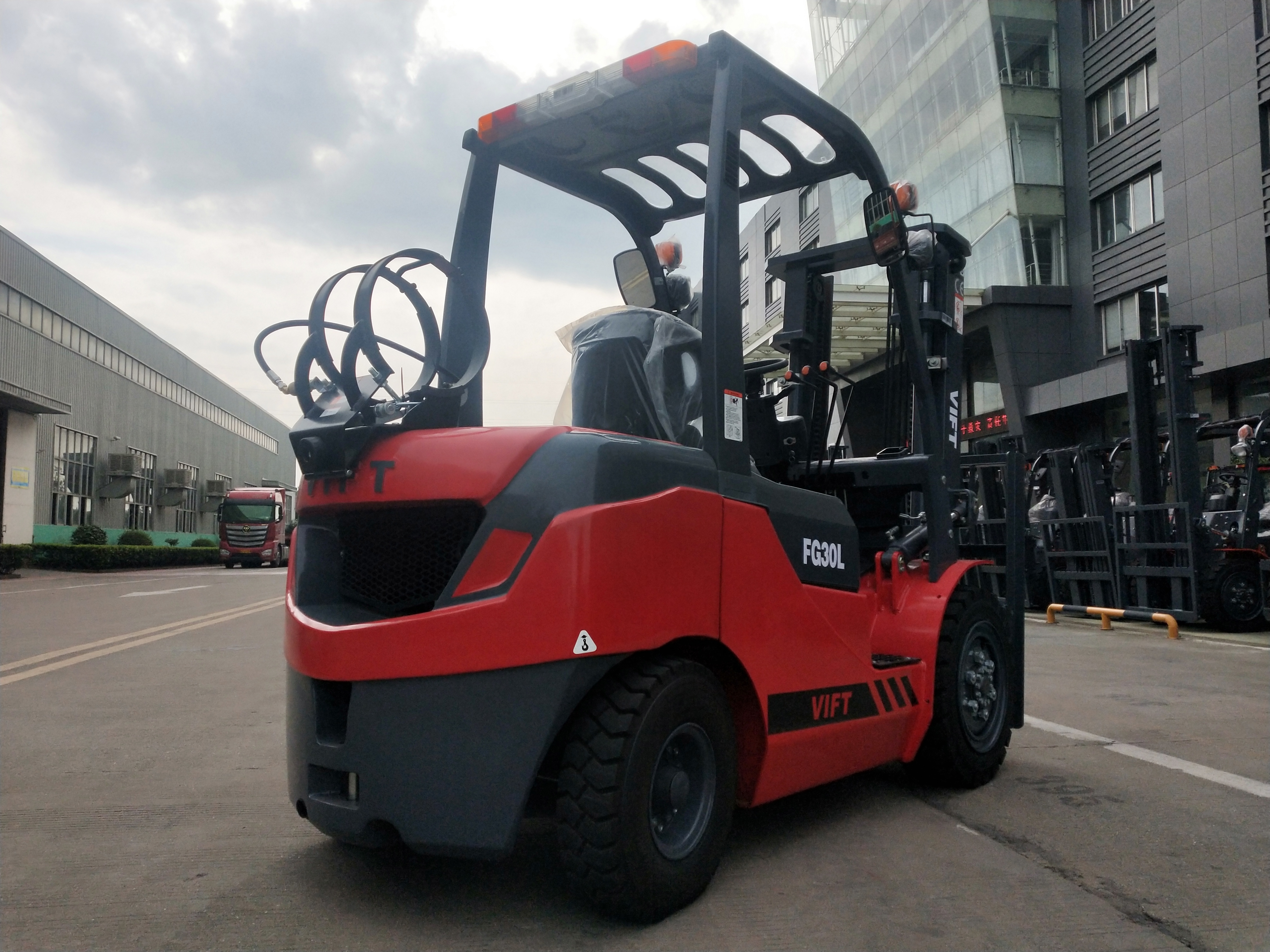 VIFT Brand Manufacture 2500kg LPG Propane Forklift Truck Full Cabin with Heater&Air Conditioner For Severe Outdoor Working