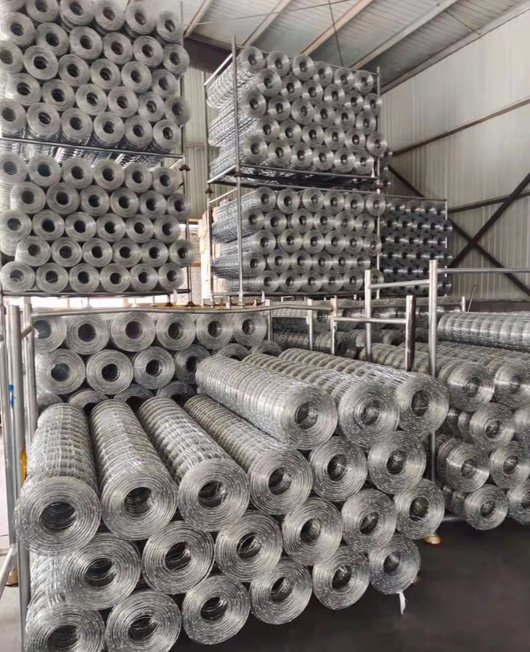 Factory production of galvanized cattle and sheep fence, anti-rust, chain link fence with uprights