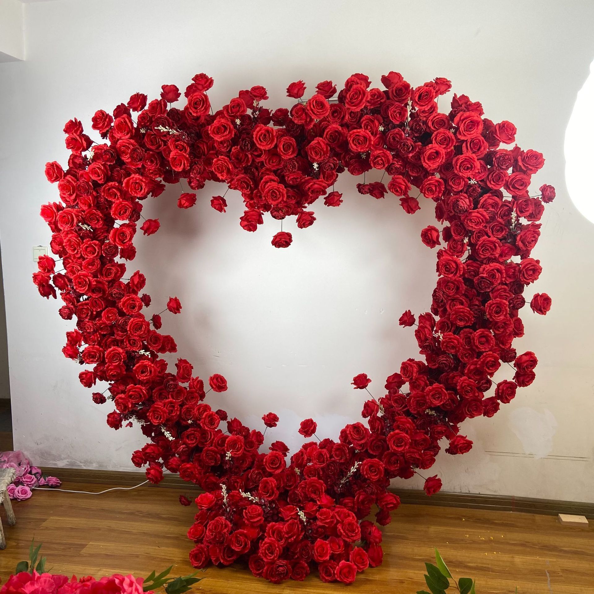 Wedding background online celebrity punch background simulation Budeson heart-shaped arch red artificial rose.