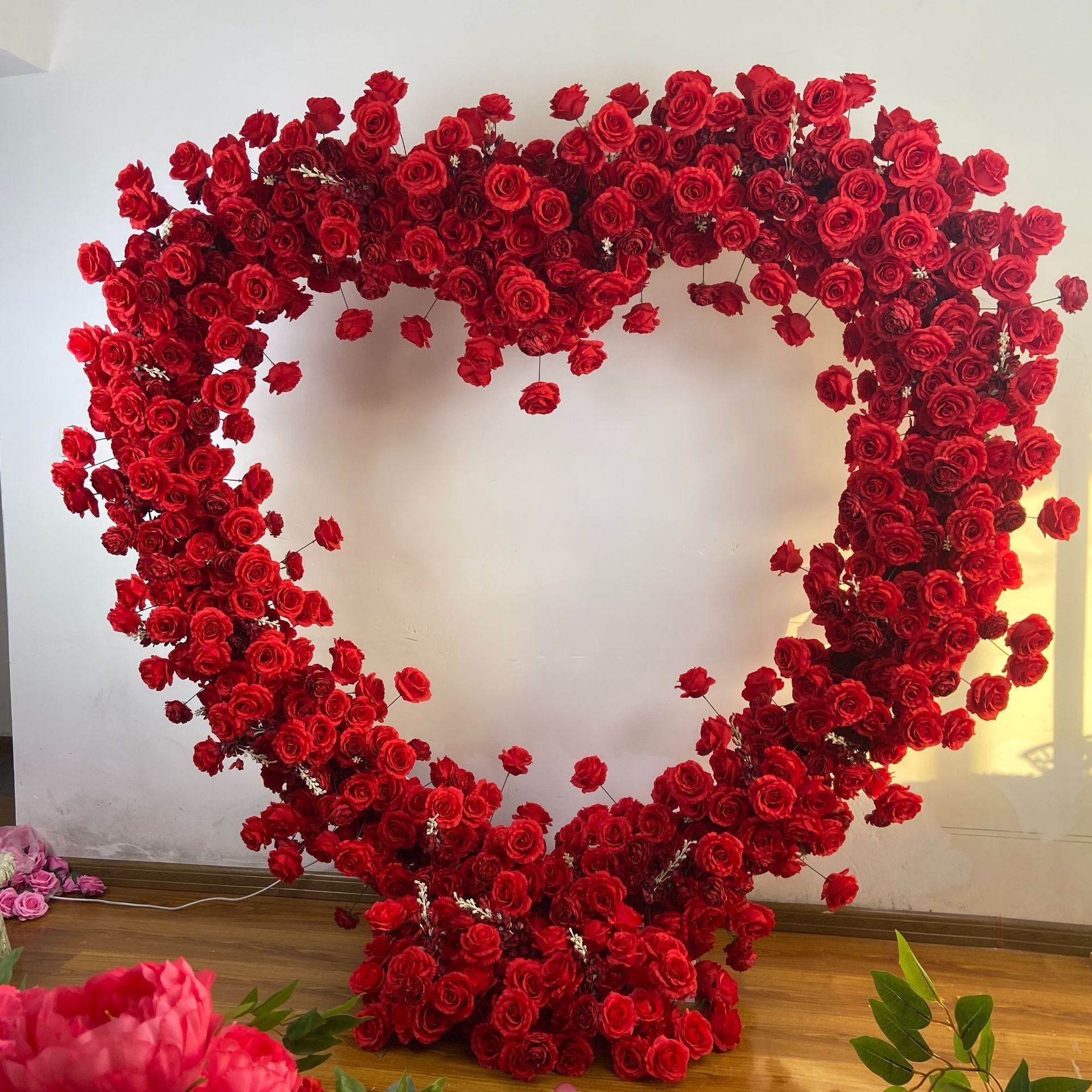 Wedding background online celebrity punch background simulation Budeson heart-shaped arch red artificial rose.