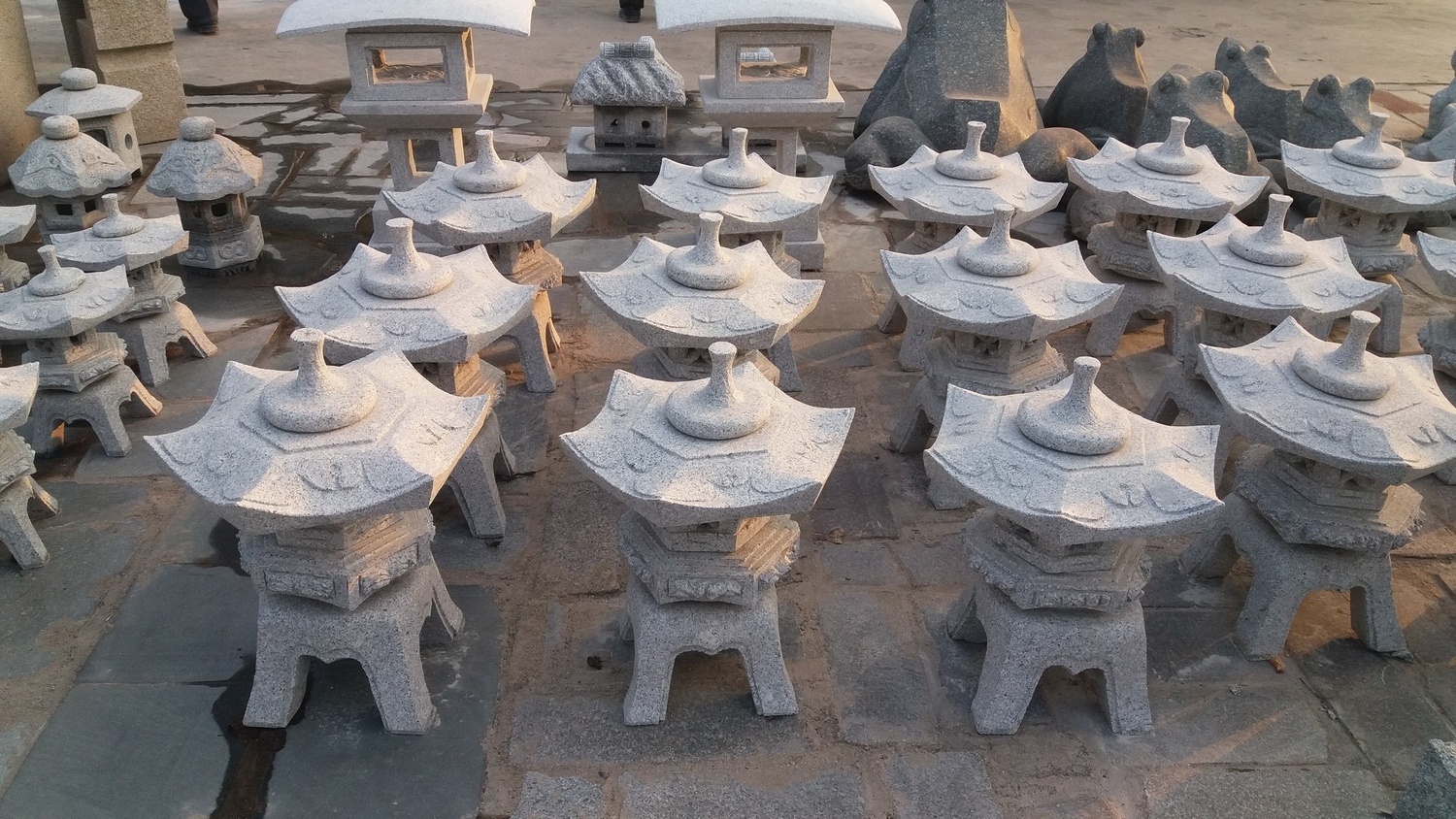 Natural granite lanterns Japanese style yukimi Chinese stone lantern for garden outdoor Factory sale directly