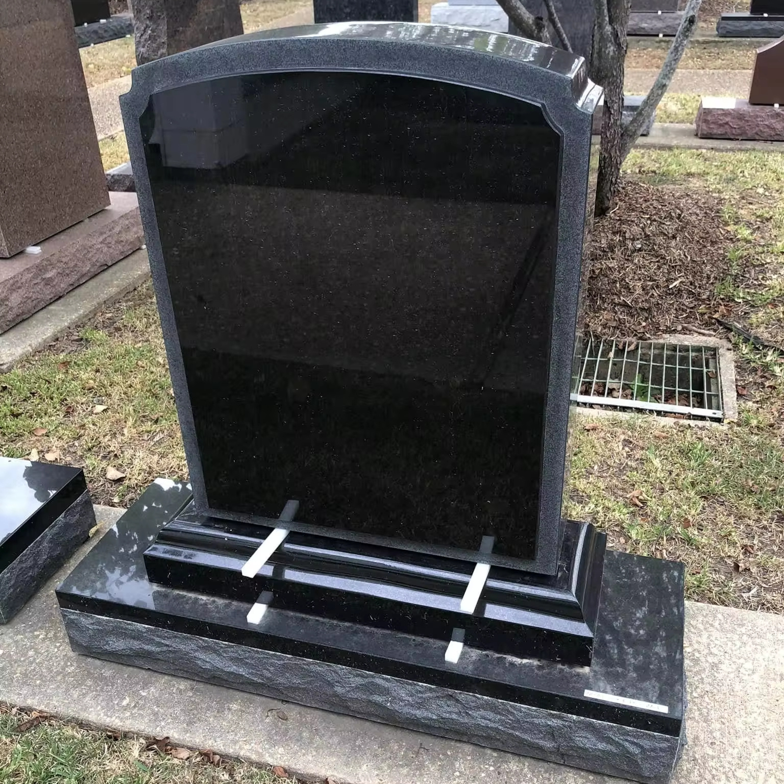 Professional Design Black Granite Tombstone Monument Poland Style Upright Headstones with Flowers for Outdoor Cemetery Usage