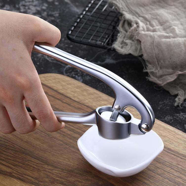 Professional Kitchen Gadgets Zinc Alloy Handheld Garlic Squeezer Peeler Stainless Steel Manual Garlic Press Crusher Custom