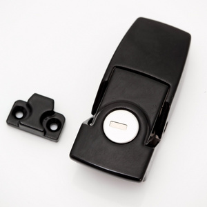 round puck lock with hasp