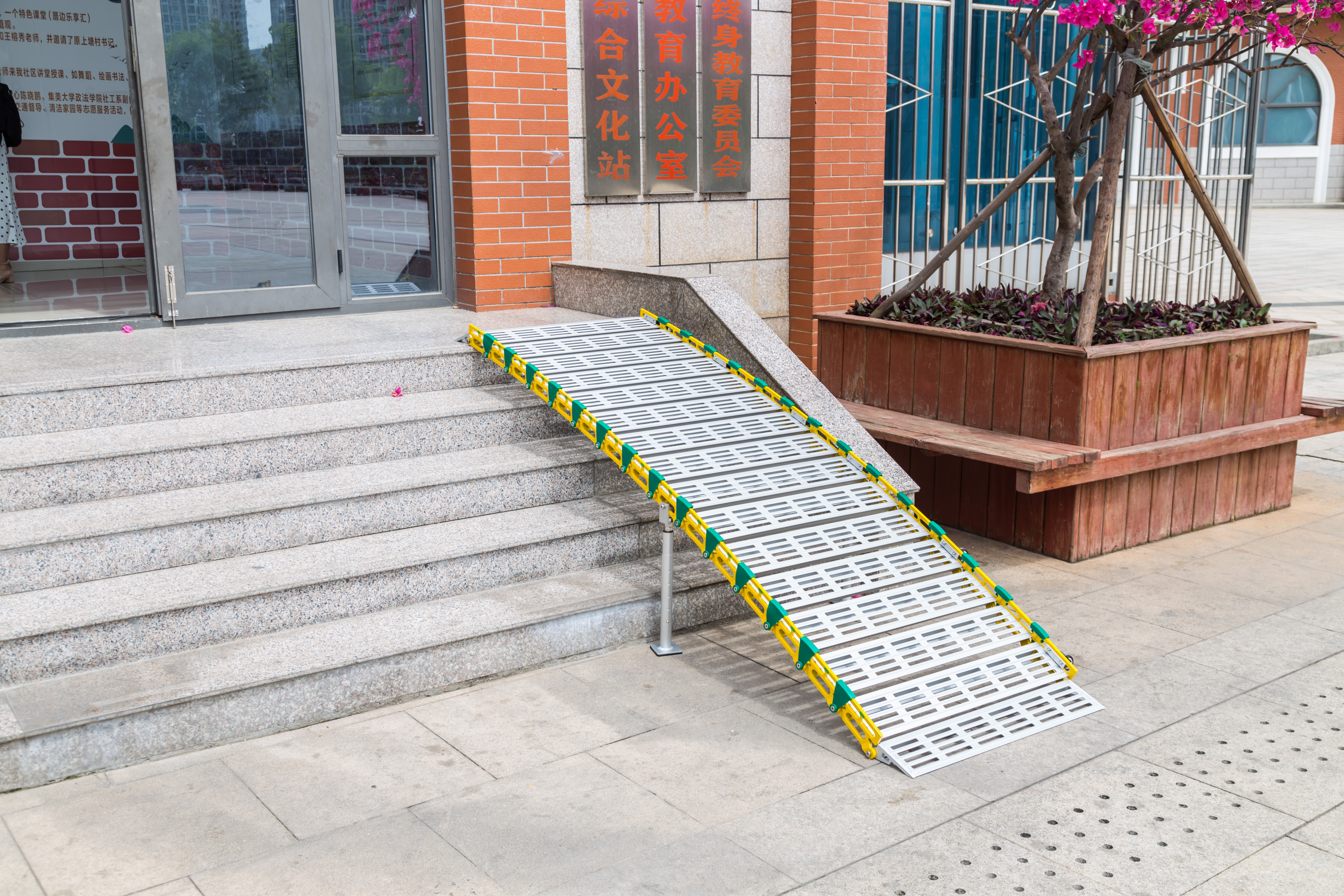 Portable and rolleable aluminum wheel chair ramp for house