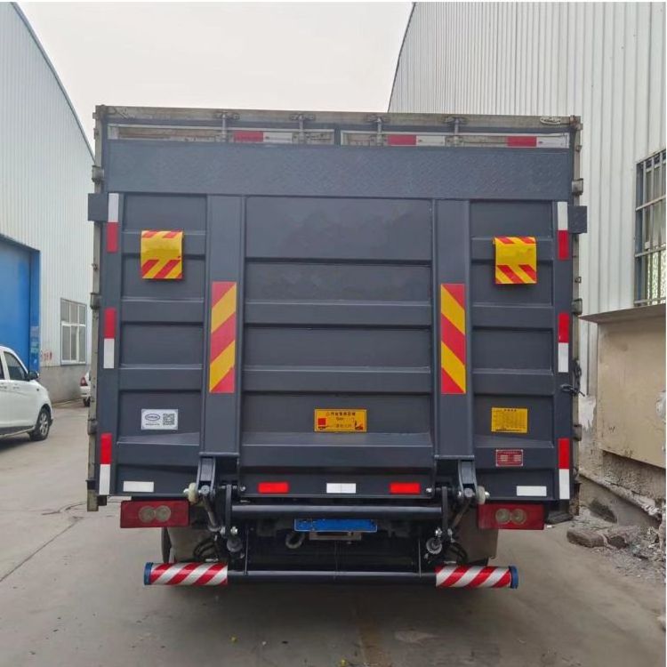 Dongfeng 15 ton van box truck with tailgate lift door