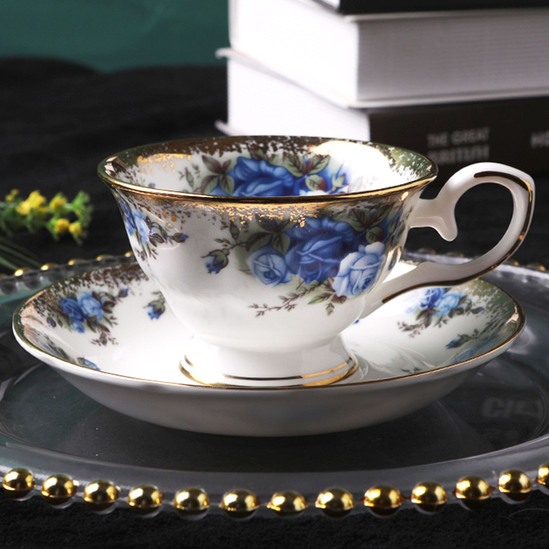 Vintage elegant gold rim bone china porcelain ceramic coffee cup and saucer European style wholesale tea cups and saucers