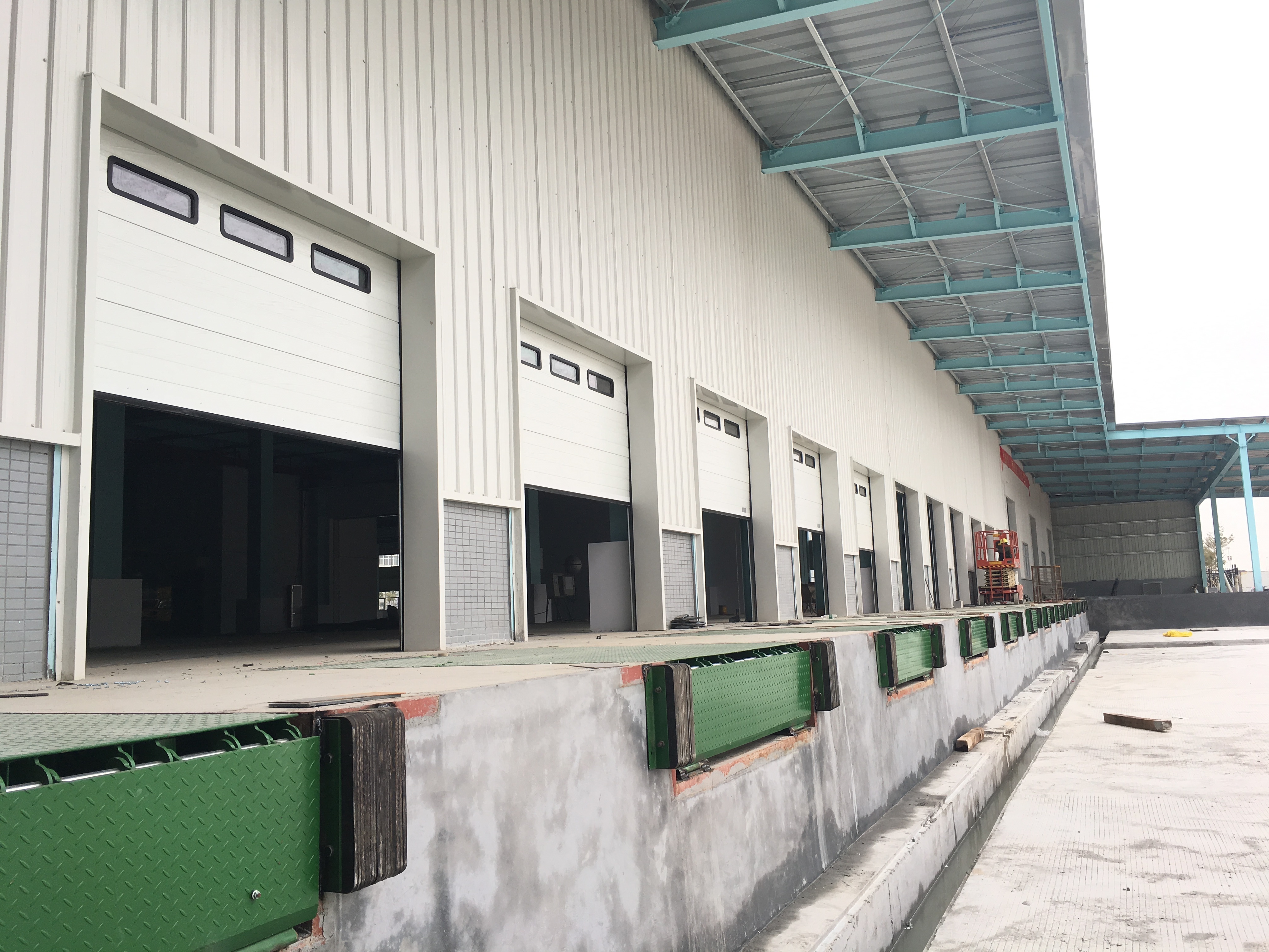 QX Industrial Steel Sectional Doors with Built-in Reinforcement Embedded Steel Plate