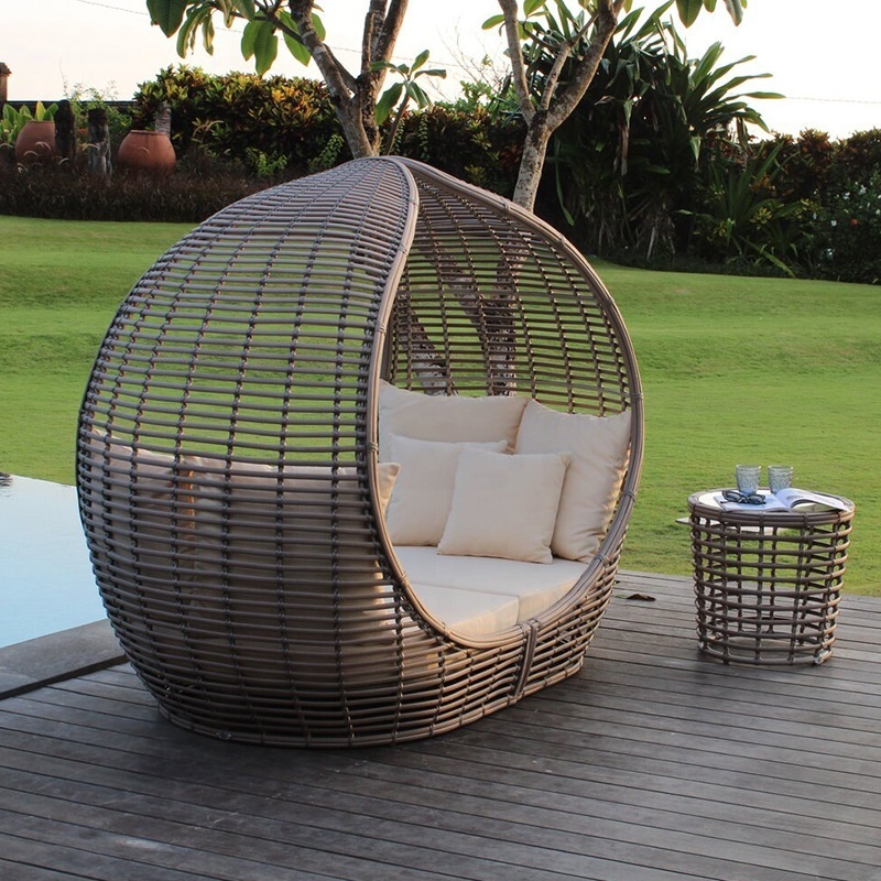 Modern Hotel Outdoor PE Rattan Daybed Out Side Swing Pool Side Double Sunbed With Side Table