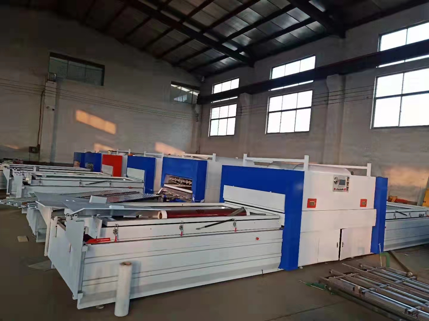 Good price woodworking door vacuum membrane press machine wood MDF laminating film automatic machine with exchange tables