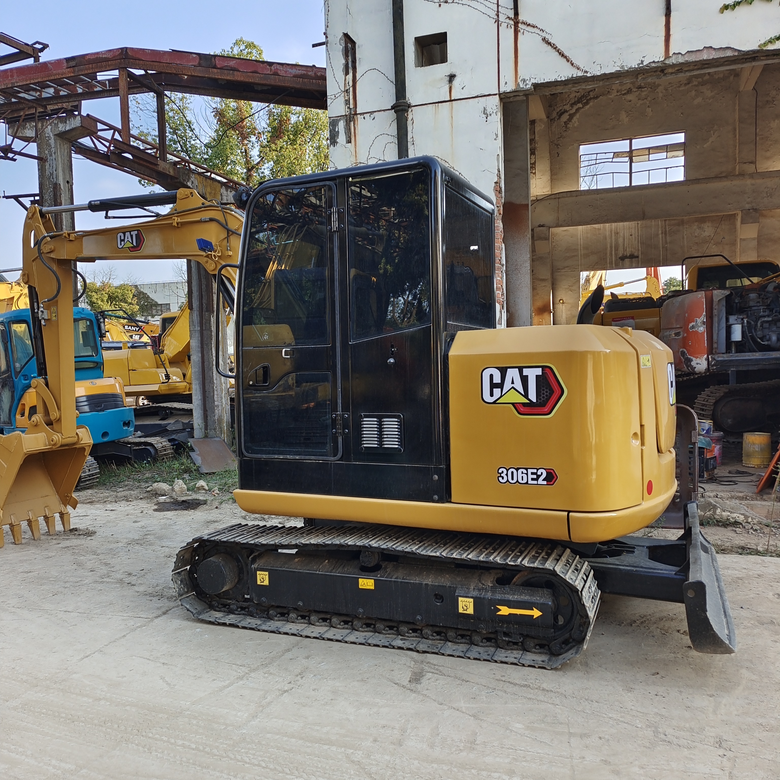 Used Japanese crawler CAT306e2 mini excavator used CAT306 with diesel engine in perfect condition best price on sale cargo truck