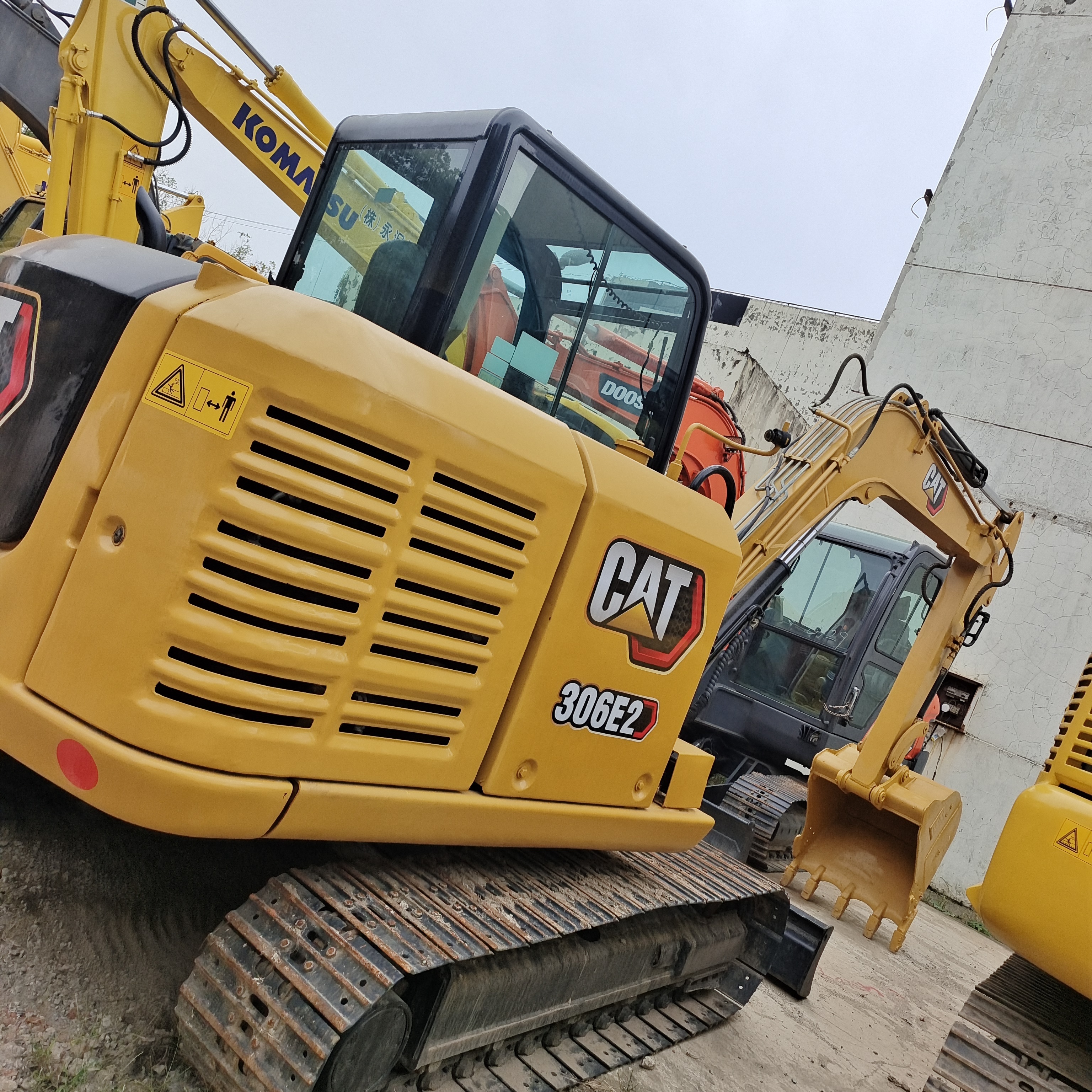 Used Japanese crawler CAT306e2 mini excavator used CAT306 with diesel engine in perfect condition best price on sale cargo truck