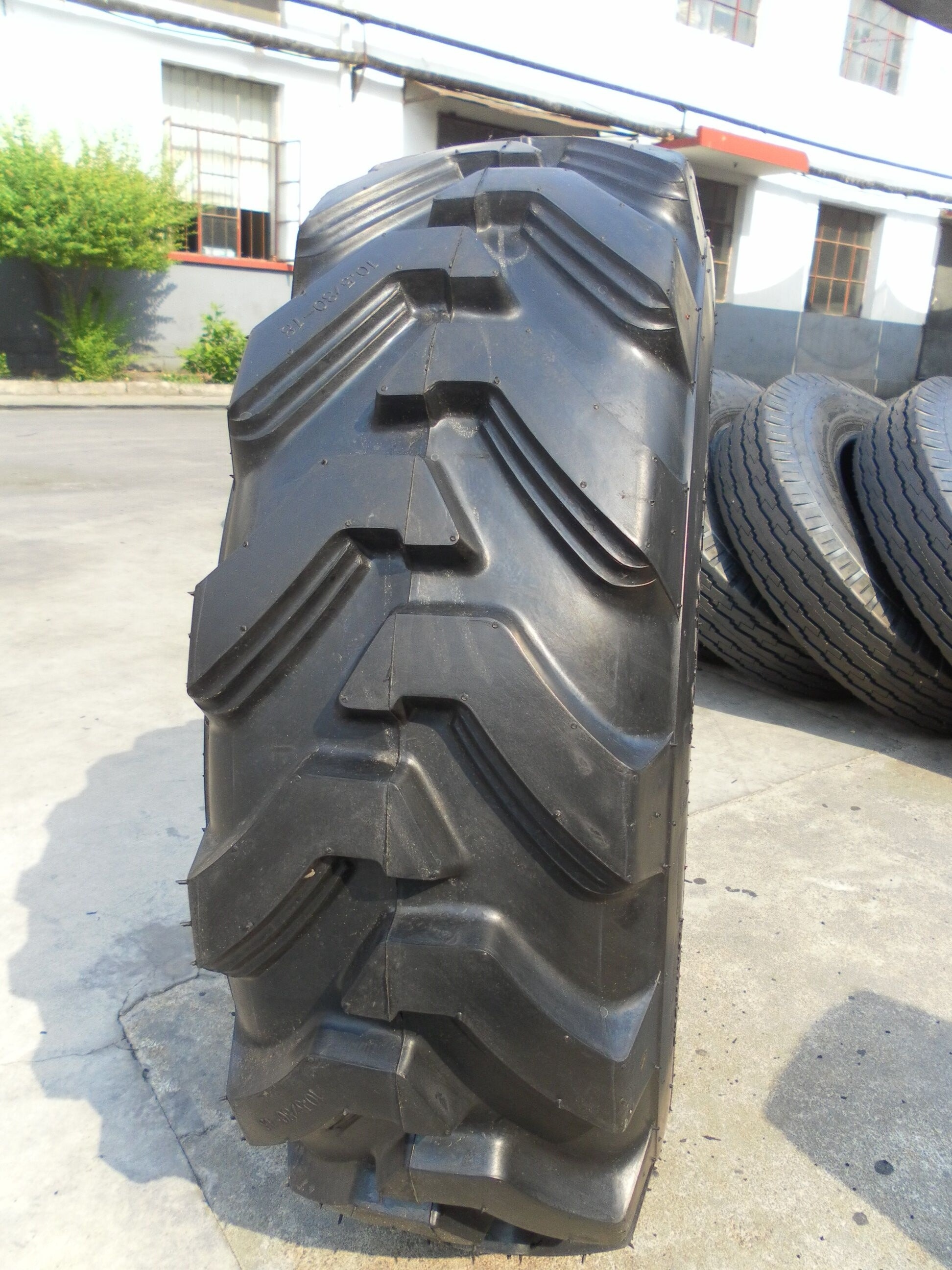 Front Backhoe Tires 10.5/80-18 12.5/80-18 19.5L-24 All Traction Utility R4 Tire