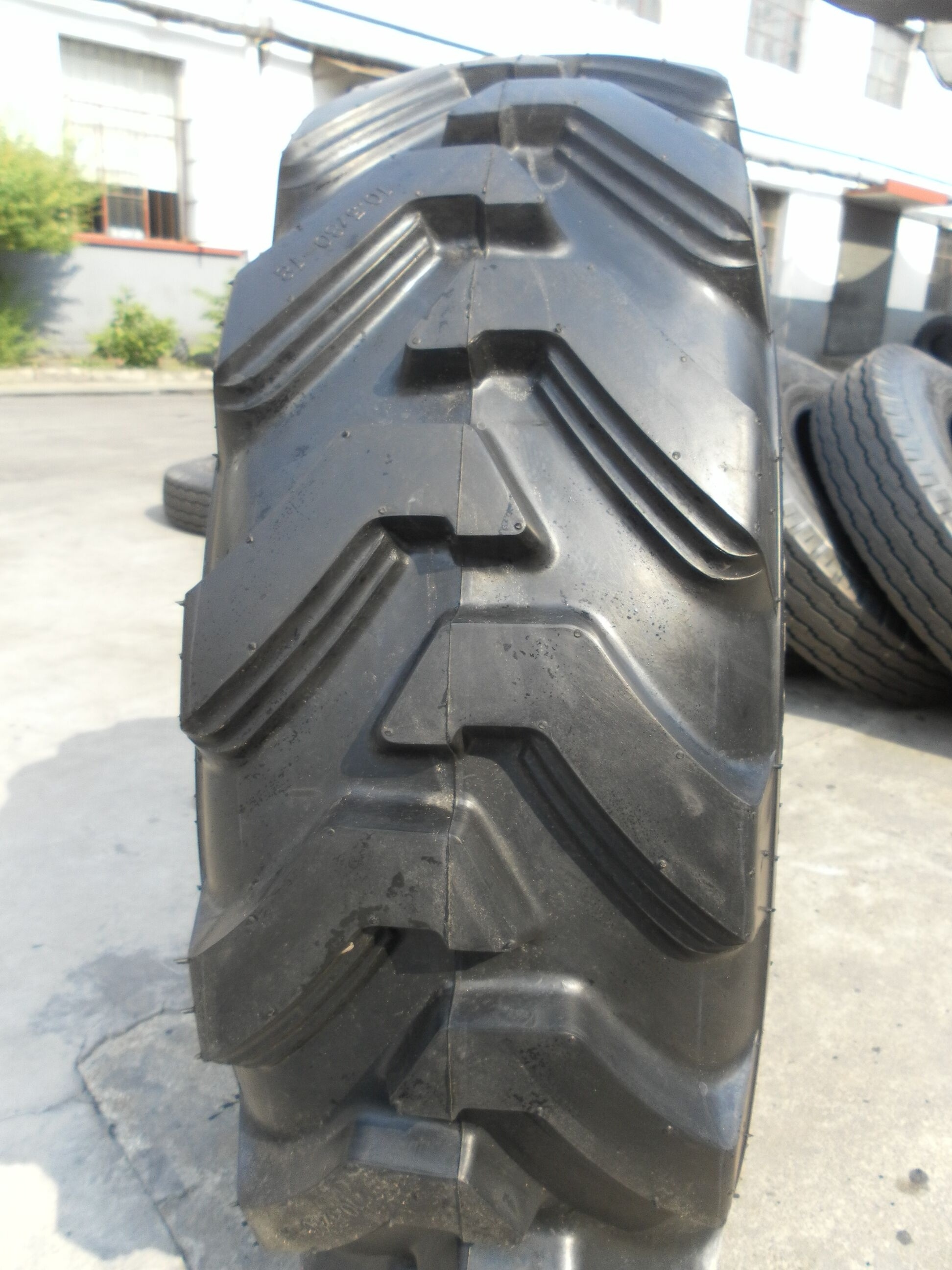 Front Backhoe Tires 10.5/80-18 12.5/80-18 19.5L-24 All Traction Utility R4 Tire