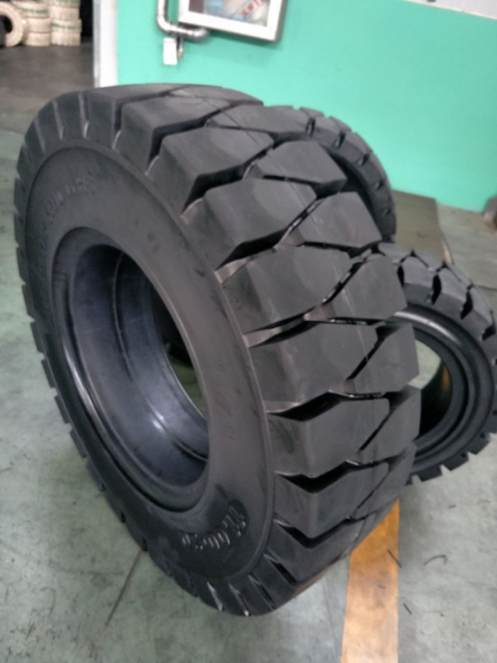 12.00-20 12 20 Inch Rubber Solid Tire For Forklift Heavy Trucks Trailers