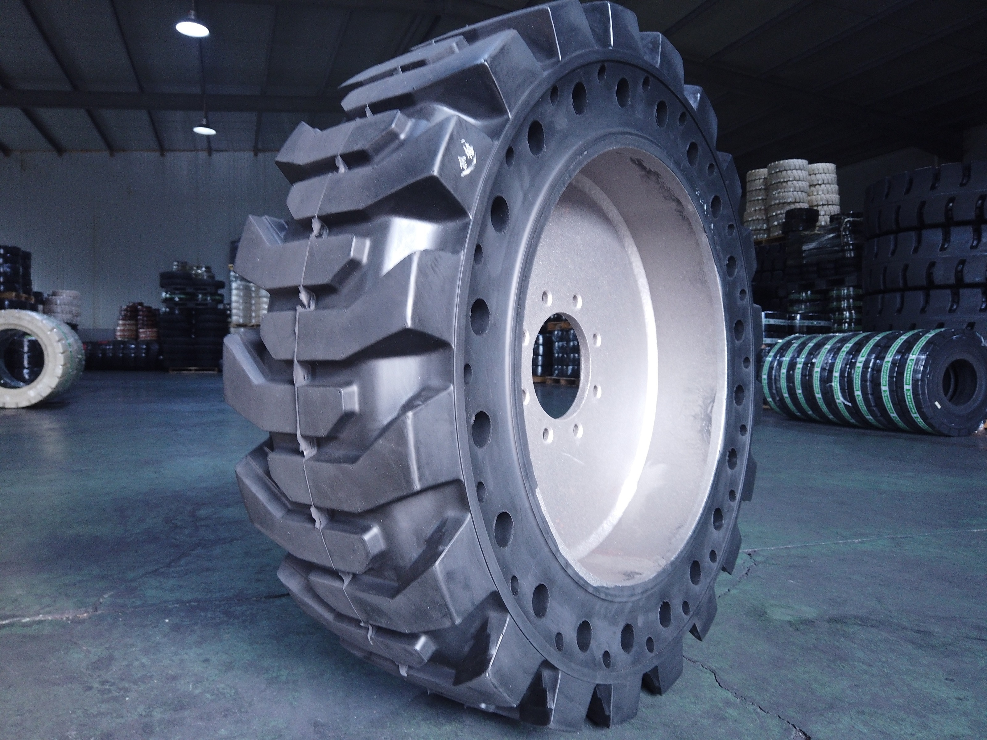 High performance Wear-resisting 14x17-5 solid skid steer tires for skid steer loader