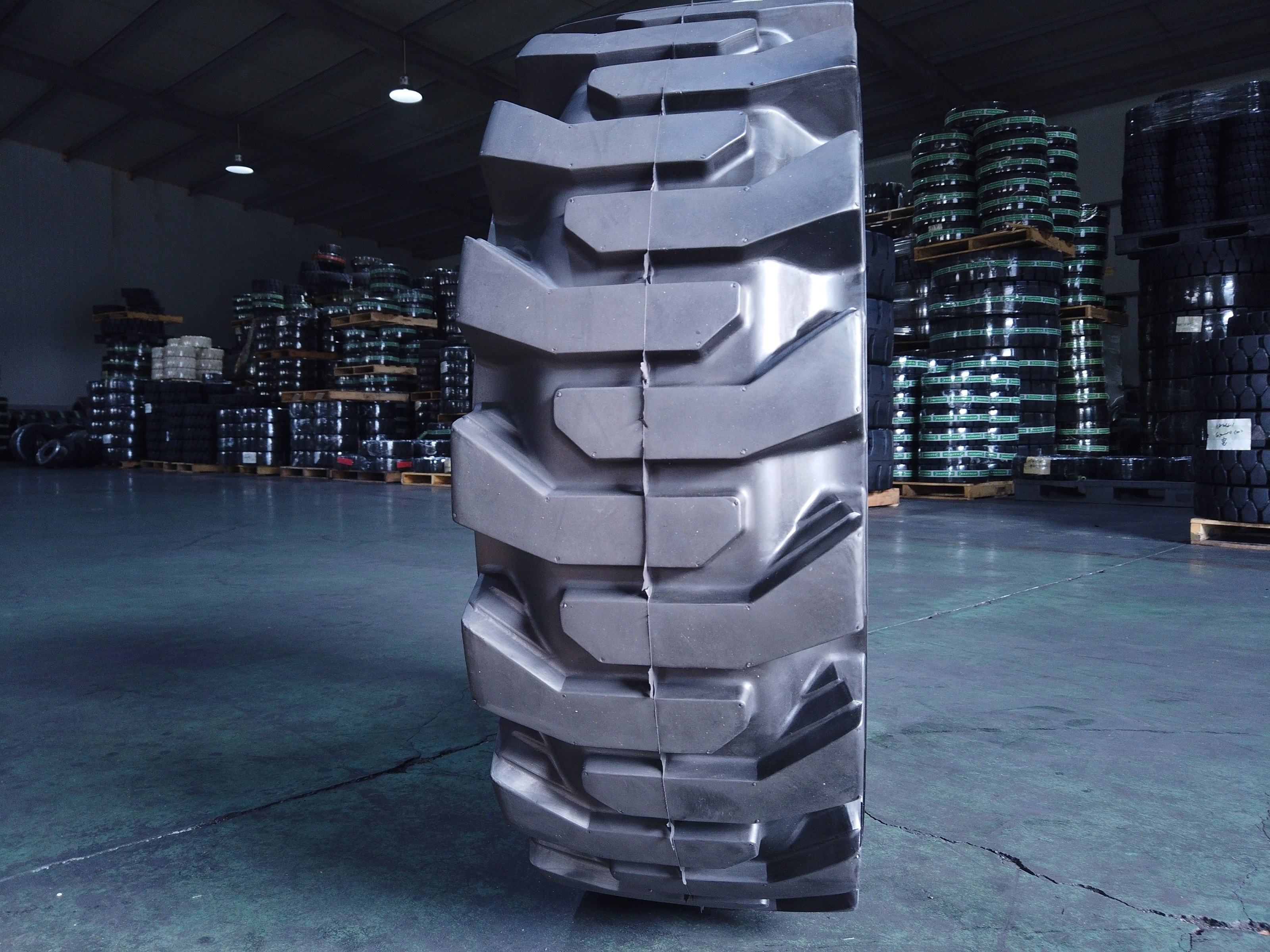 High performance Wear-resisting 14x17-5 solid skid steer tires for skid steer loader