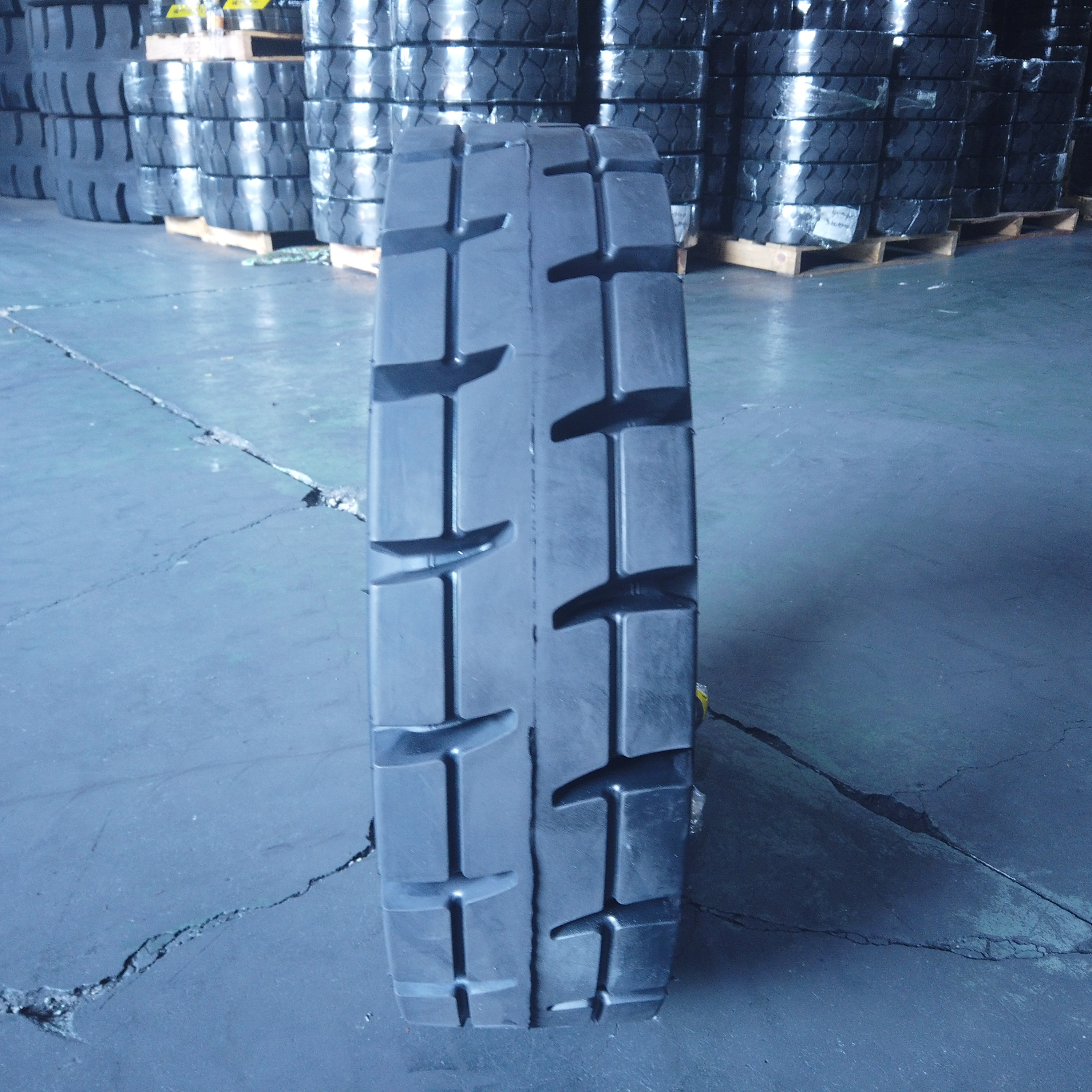 Factory Wholesale Forklift Parts 7.00-12 70012 700x12 7.00x12 Rubber Solid Tire with High Quality and long span life