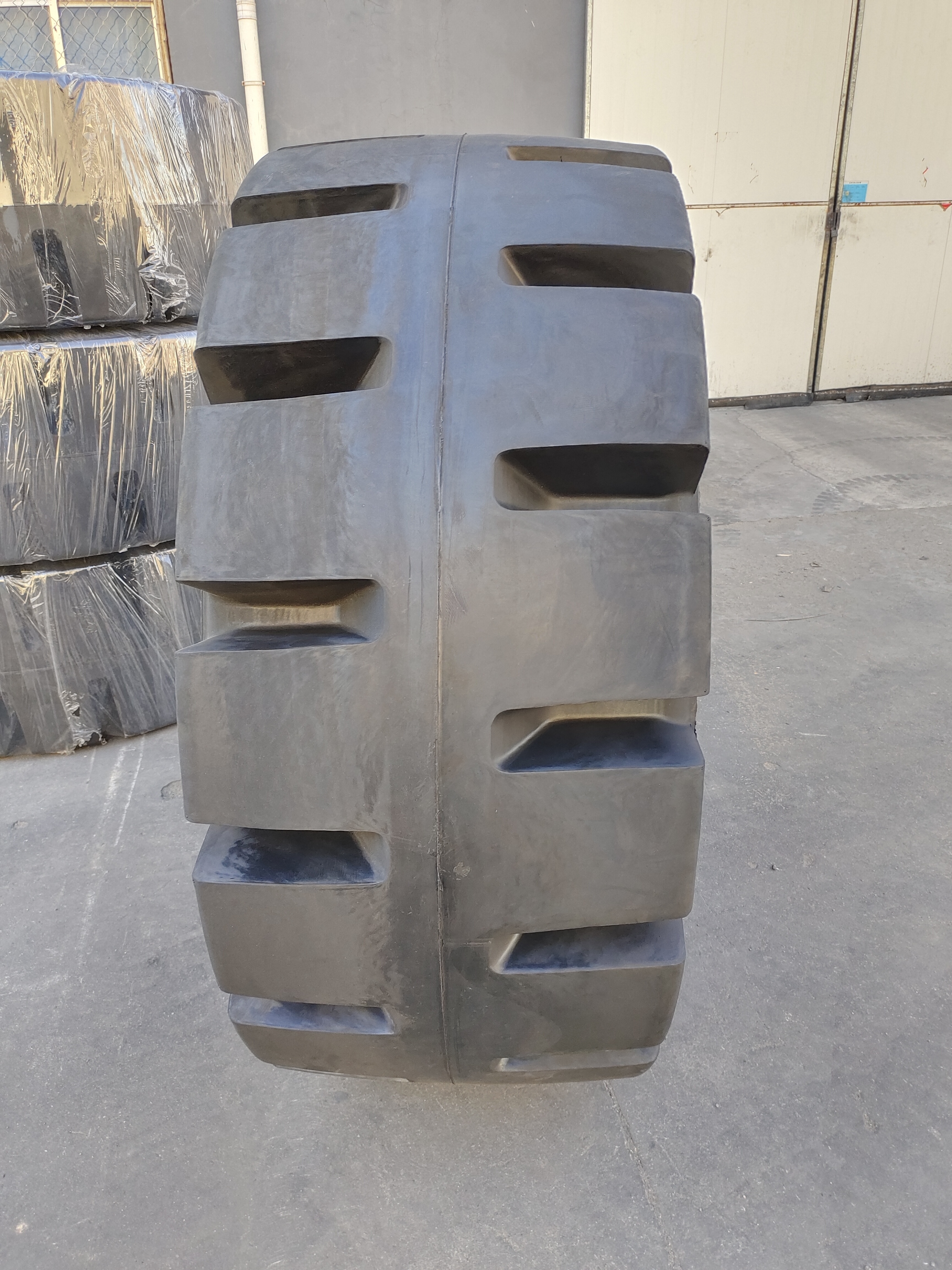 China brand high quality solid OTR tyres 26.5-25 solid industrial tire