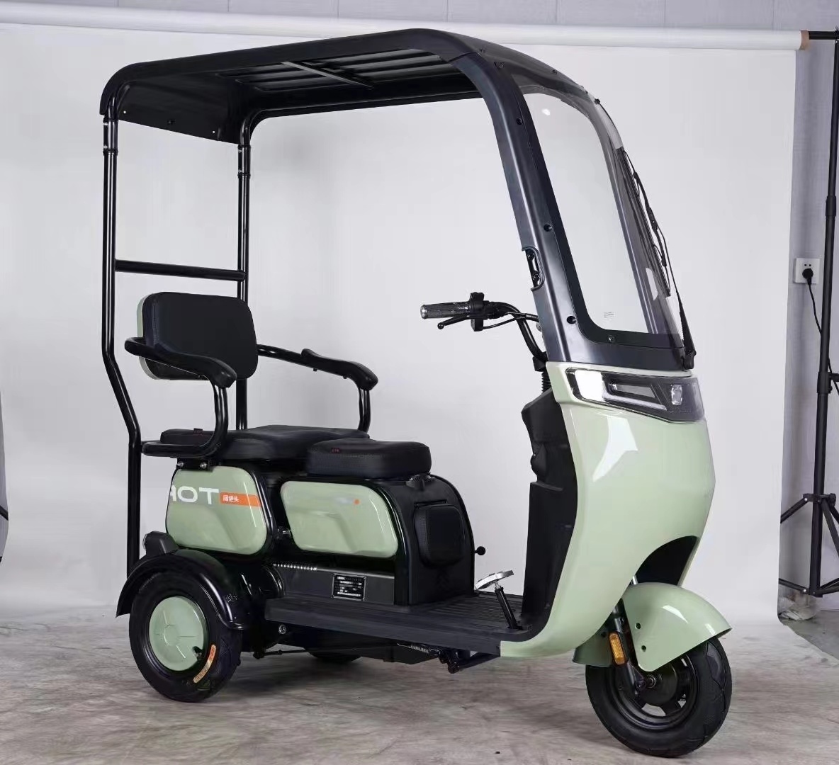 500W 3 Wheel Passenger Motorized Electric Tricycle With Roof EEC Certified