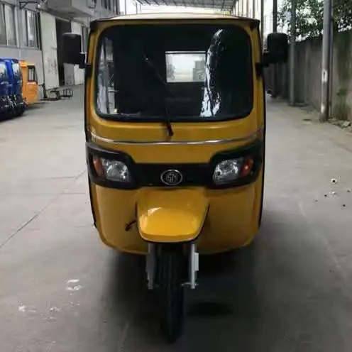 Gasoline Fueled 150cc Tuk Tuk Moto Taxi Tricycle for Adults Stylish Rickshaw Alternative with Open Body Design