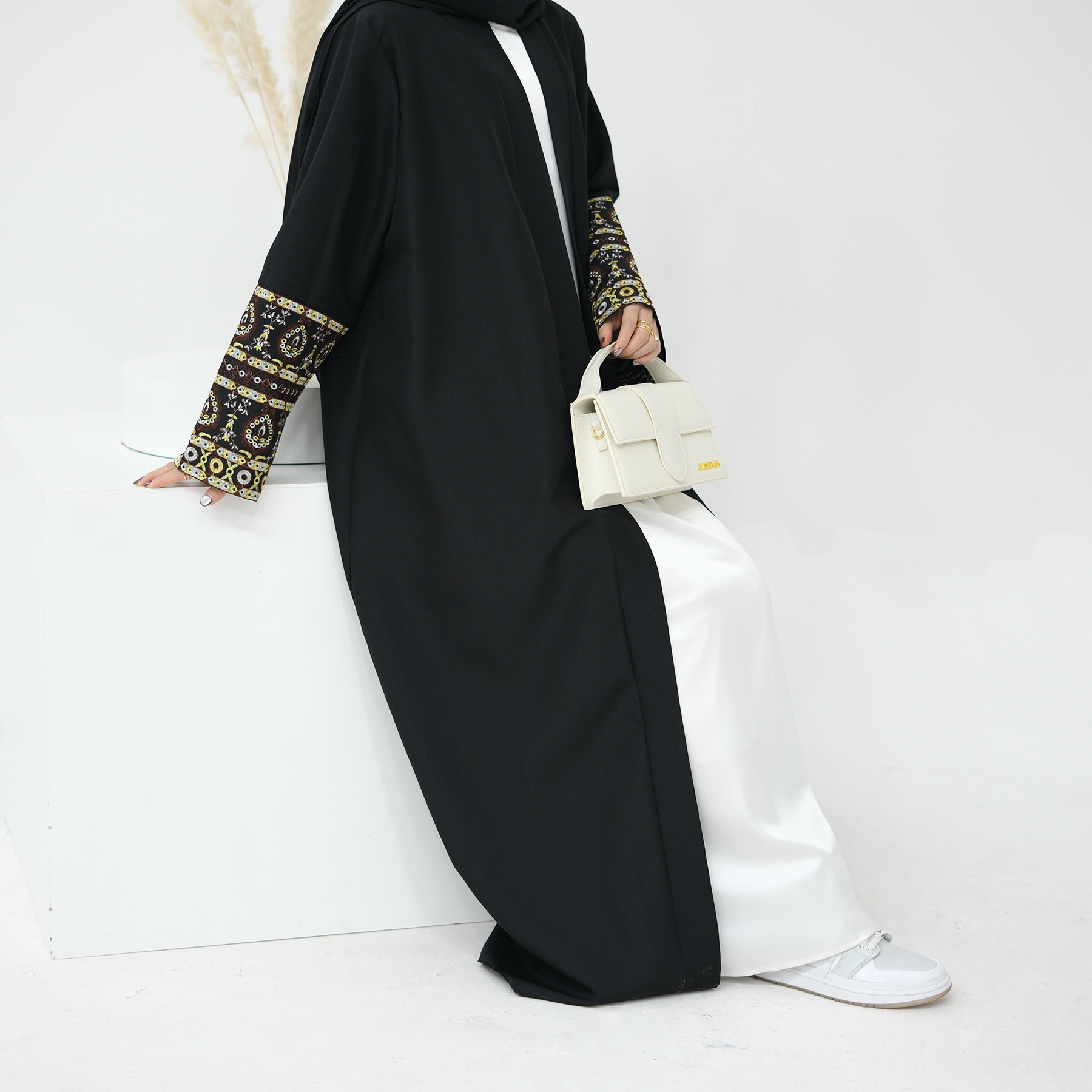 2024 Loriya Abaya Eid Ramadan Islamic Clothing Cardigan Abaya Dubai Modest Embroidery Sleeve Design Black Abaya Wholesale