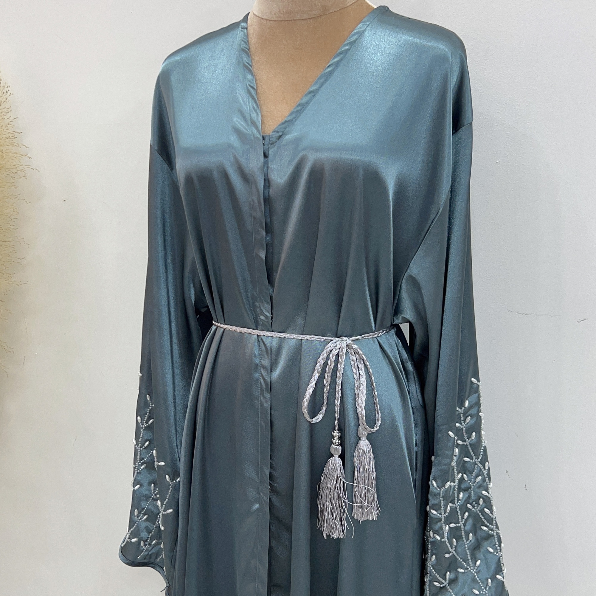 Loriya Manufacturer Turkey Modest Dubai Abaya Luxury Abaya with Handmade Beads Women Muslim Dress