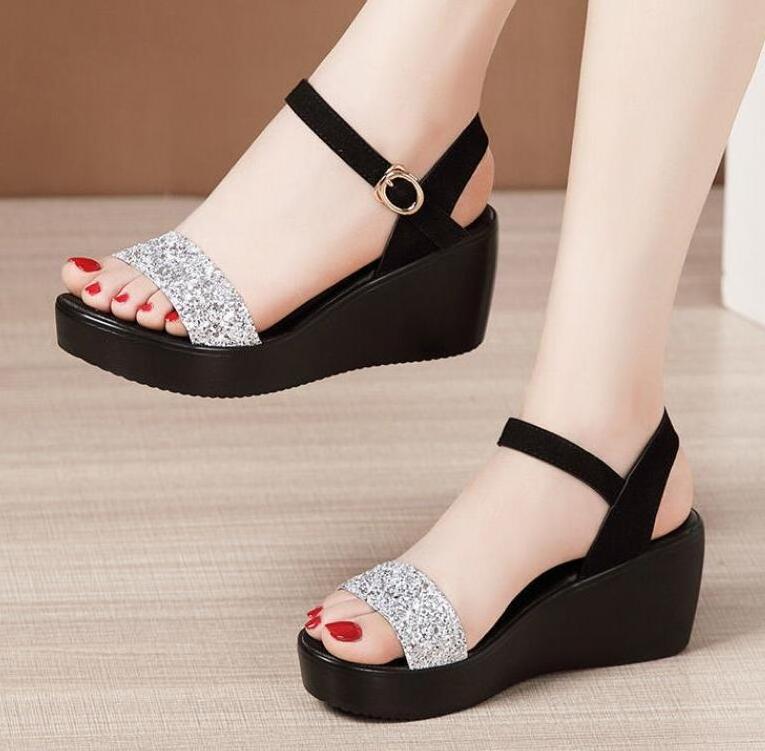 Summer Fashion Pu Leather Peep Toe Women Slippers Slip On Thick Soled Sequins Wedge Medium Heel Ladies Sandals