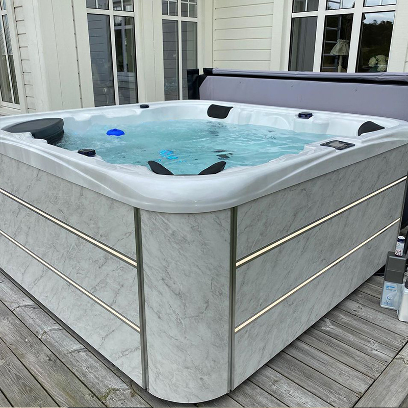 Deluxe Balboa Freestanding Bathtub Hydromassage Outdoor Hot Tub Spa With Foldable Cover