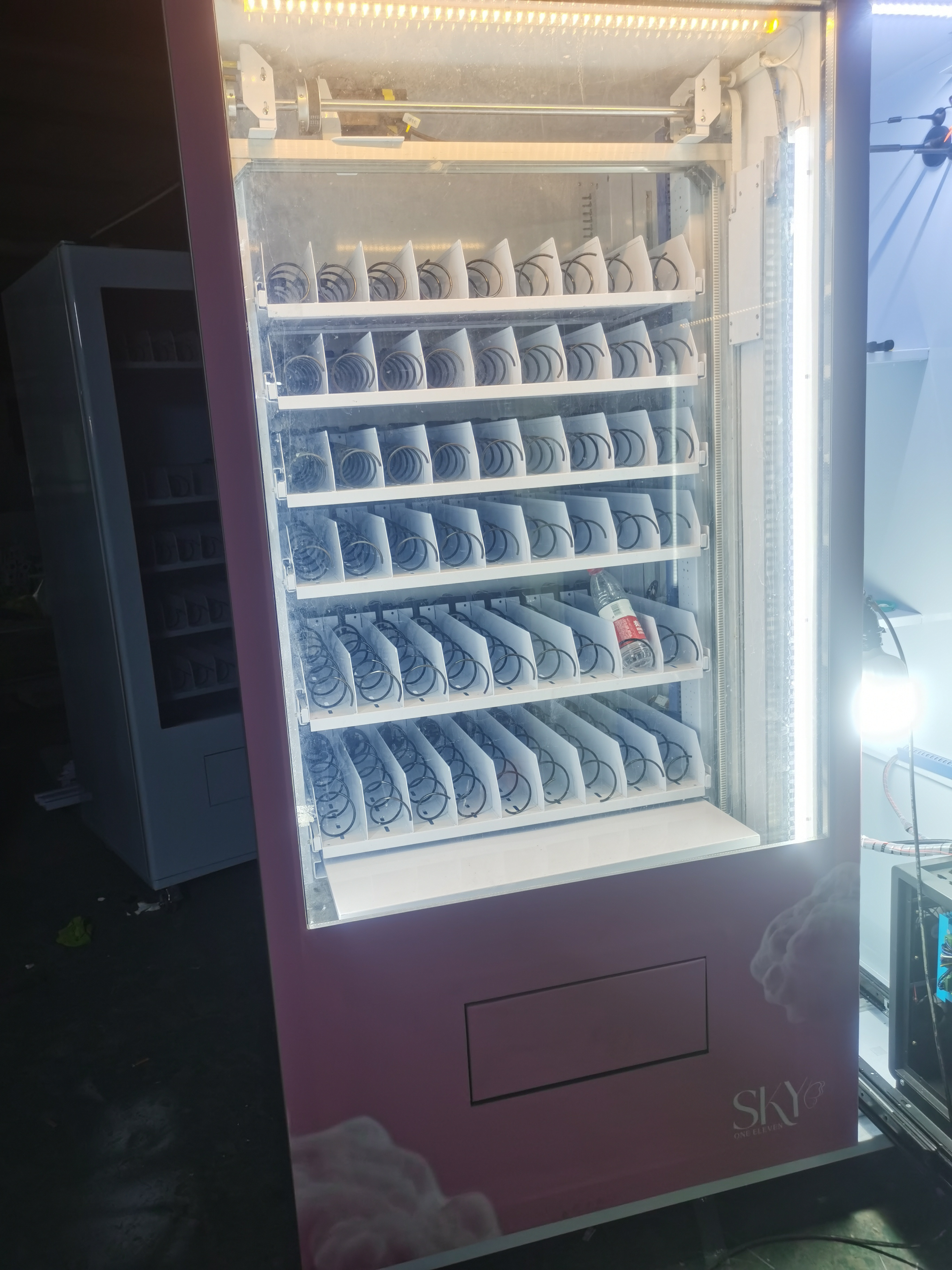 big capacity for chocolate red wine fragile glass with elevator system  vending machine