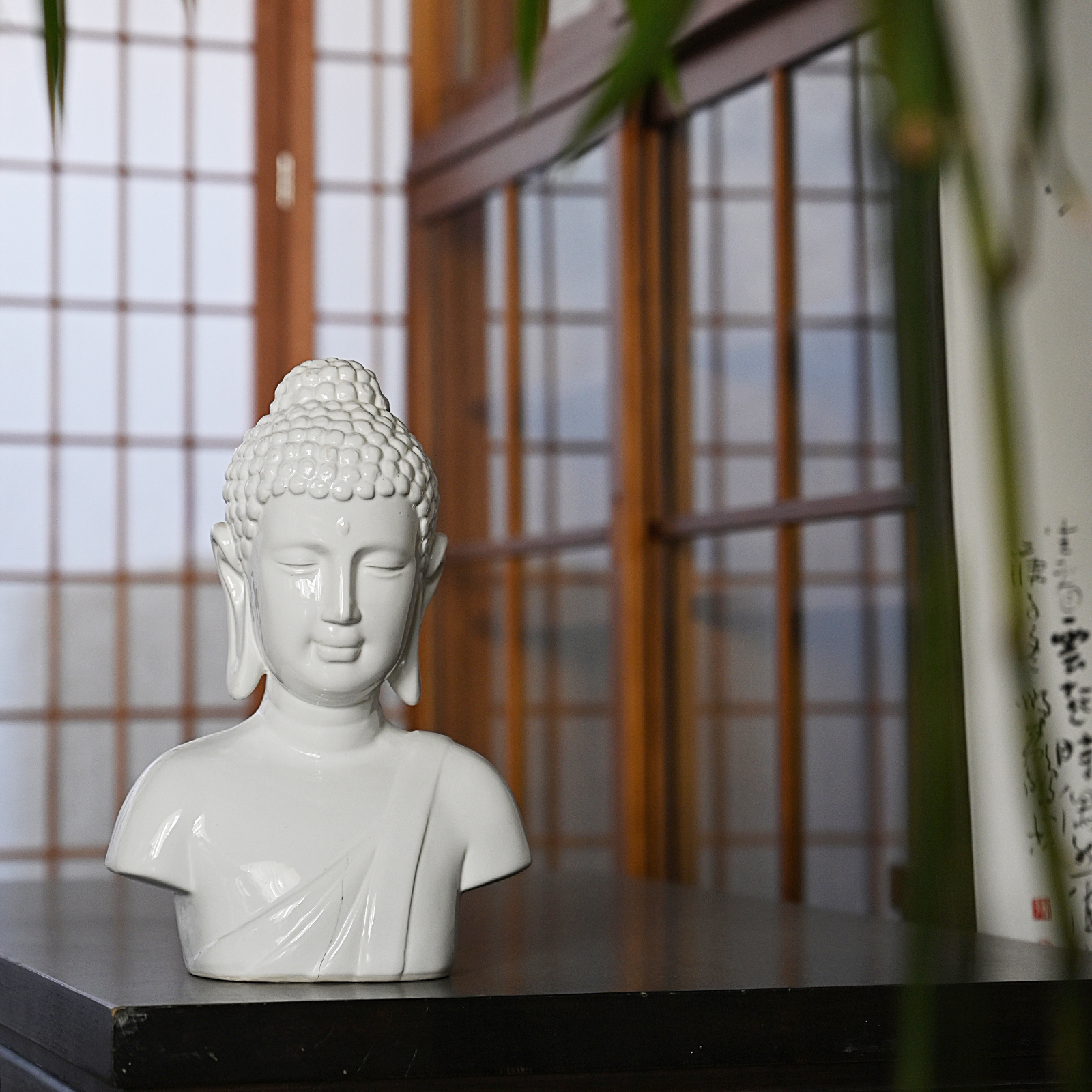 Ceramic White Buddha's Head Decorative Figure Of Buddha Smiling And Close Eyes Transparent Shiny Buddha Statue