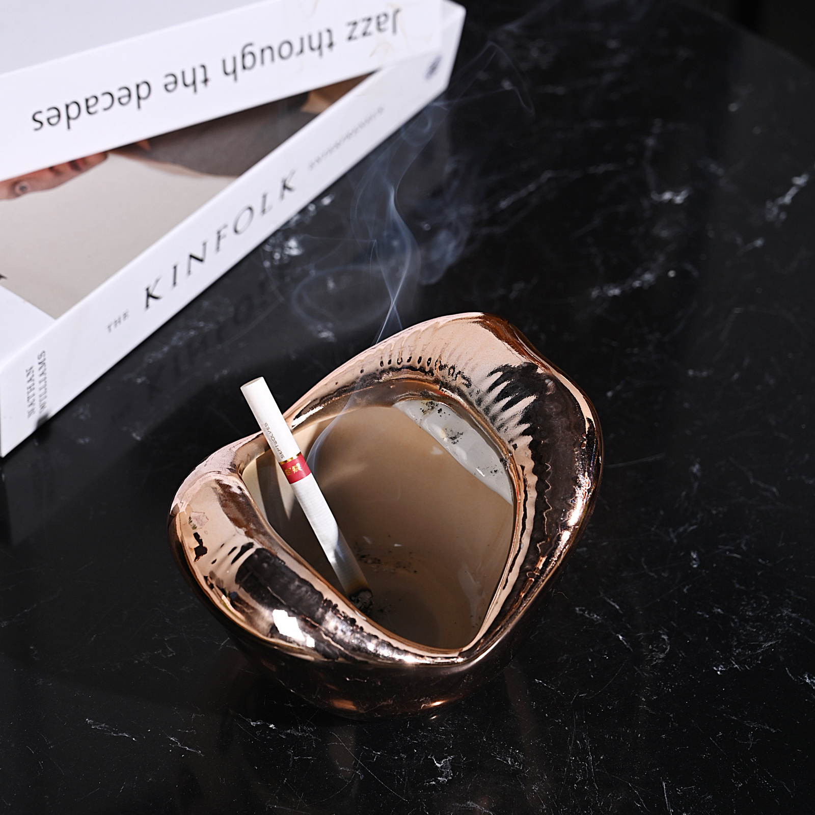 Hand Painted Custom Fashion Creative Design Cigar Smoking Accessories Creative Sexy Lip Fashion Ashtray Cigar Holder